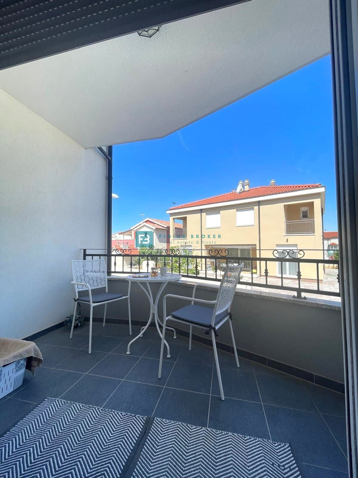 VODICE, opremljeno stanovanje, 2 spalnici, shramba, mirna lokacija