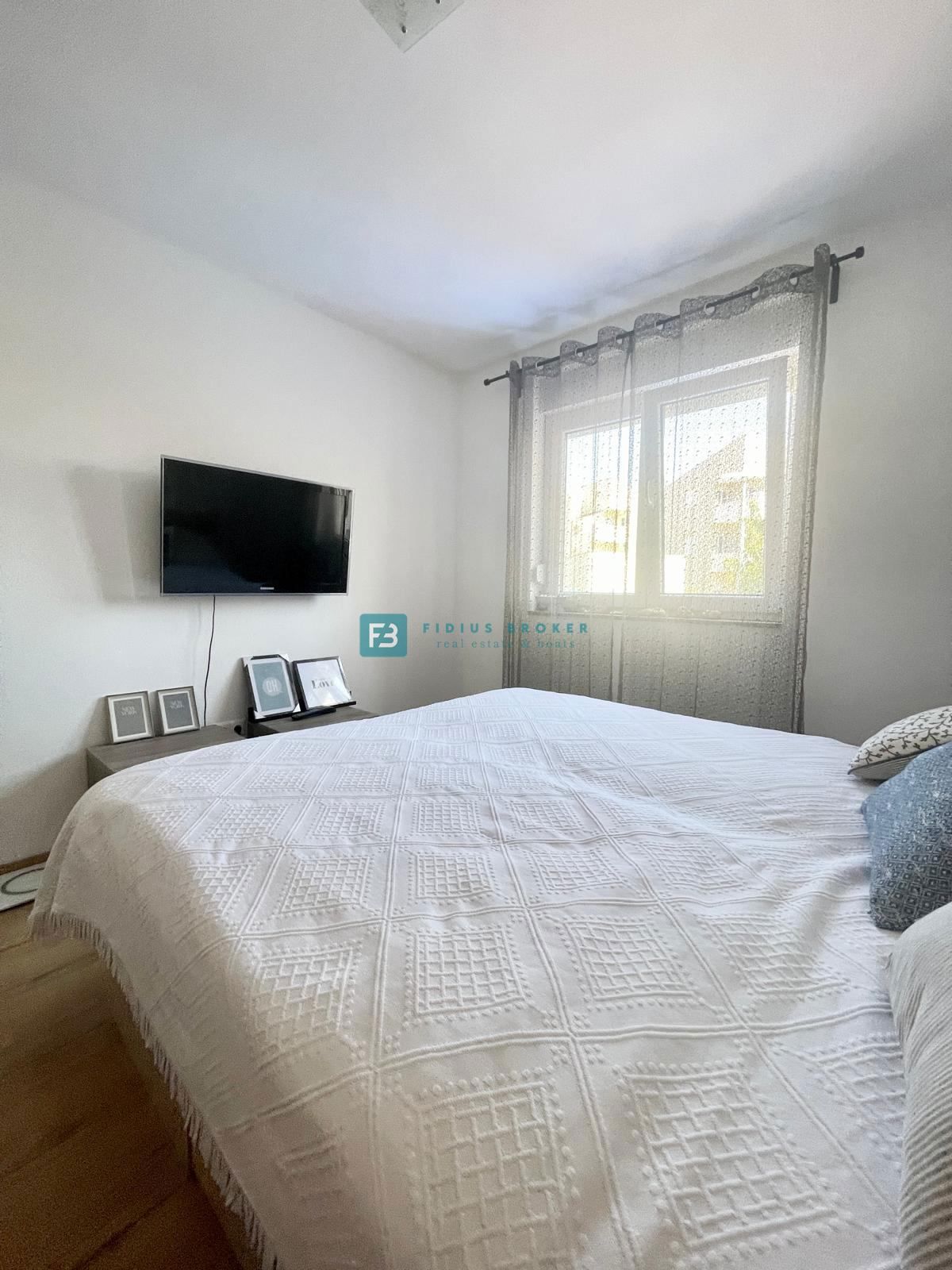 VODICE, opremljeno stanovanje, 2 spalnici, shramba, mirna lokacija