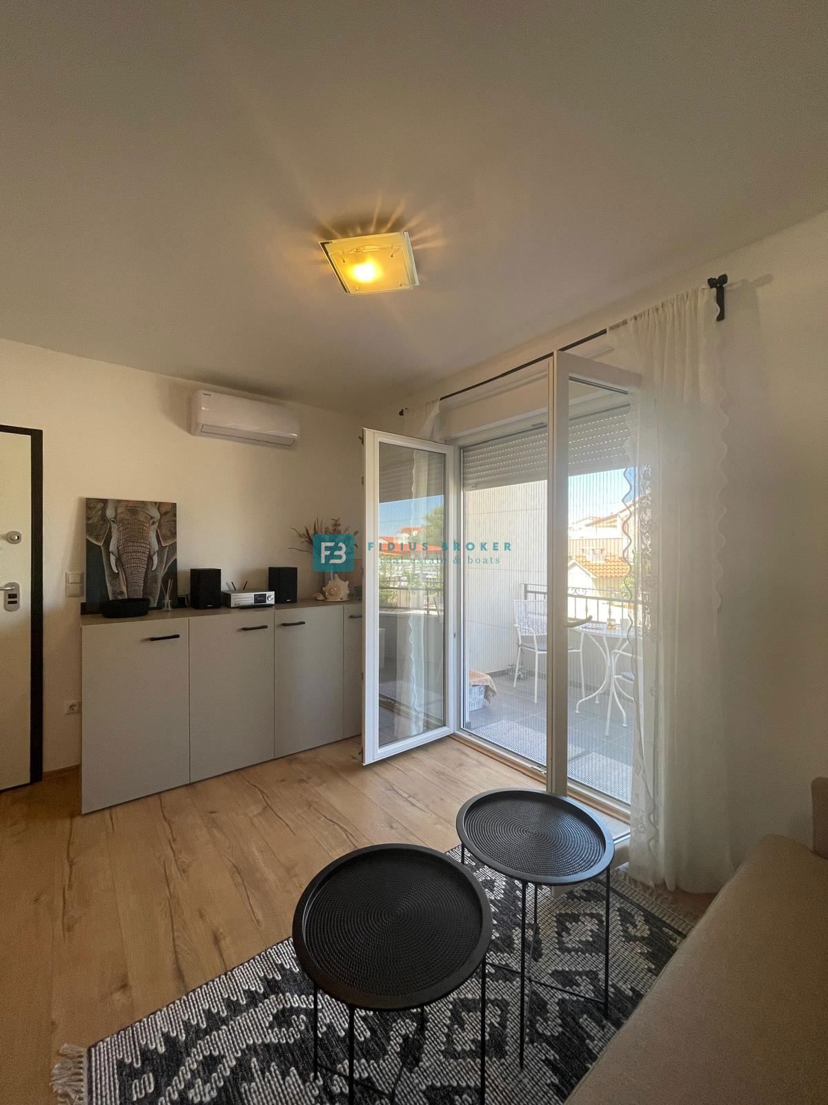 VODICE, opremljeno stanovanje, 2 spalnici, shramba, mirna lokacija