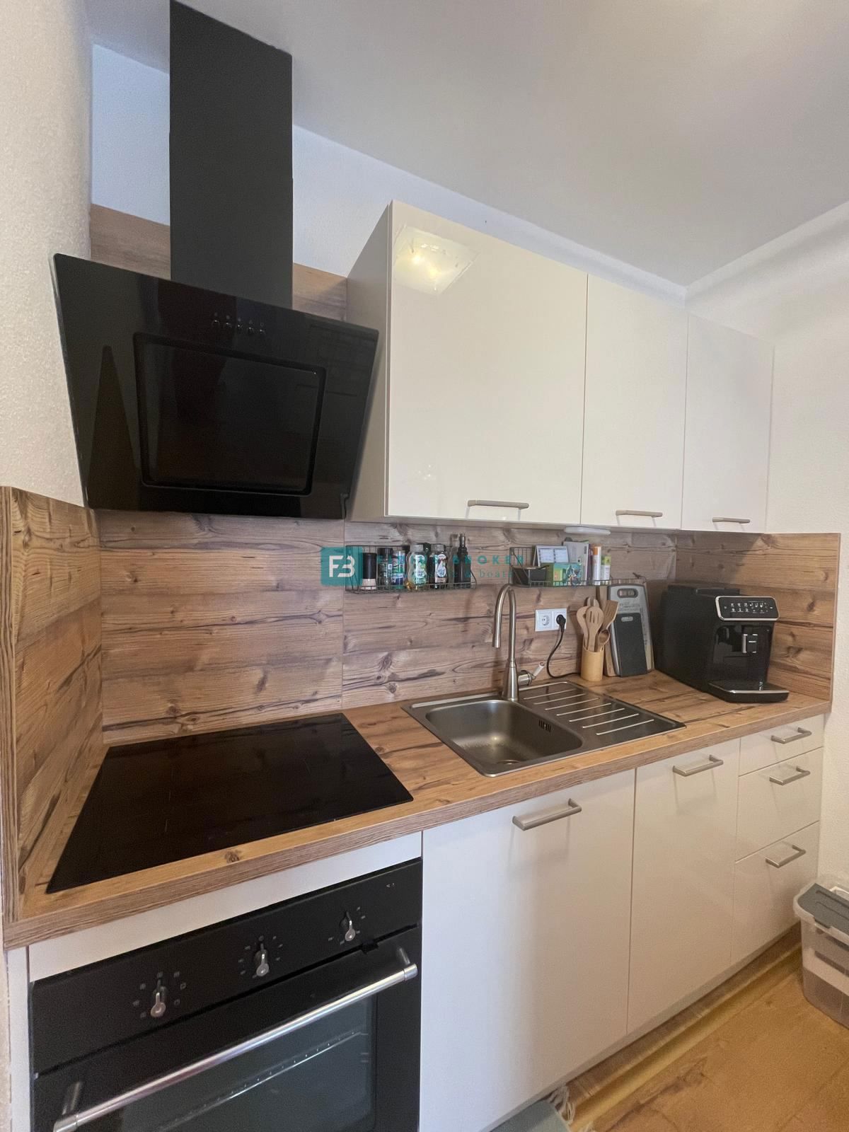 VODICE, opremljeno stanovanje, 2 spalnici, shramba, mirna lokacija