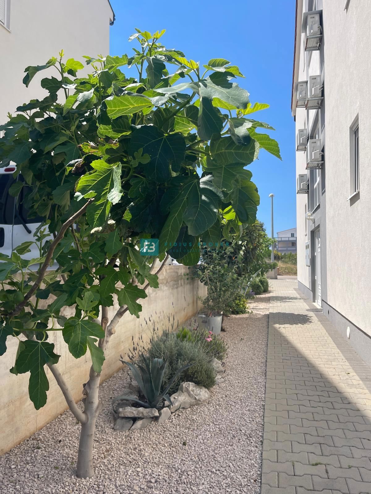 VODICE, opremljeno stanovanje, 2 spalnici, shramba, mirna lokacija