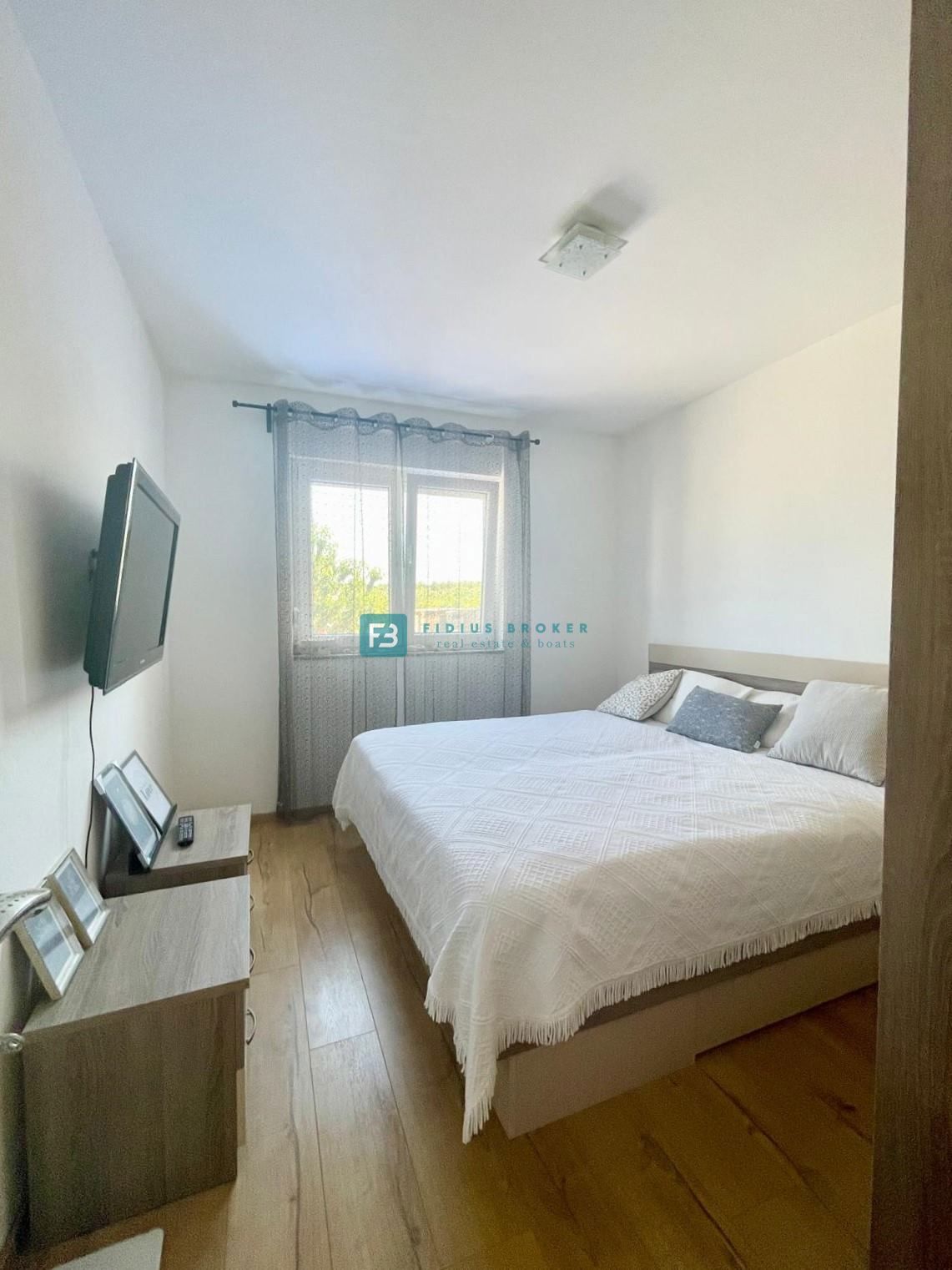 VODICE, opremljeno stanovanje, 2 spalnici, shramba, mirna lokacija