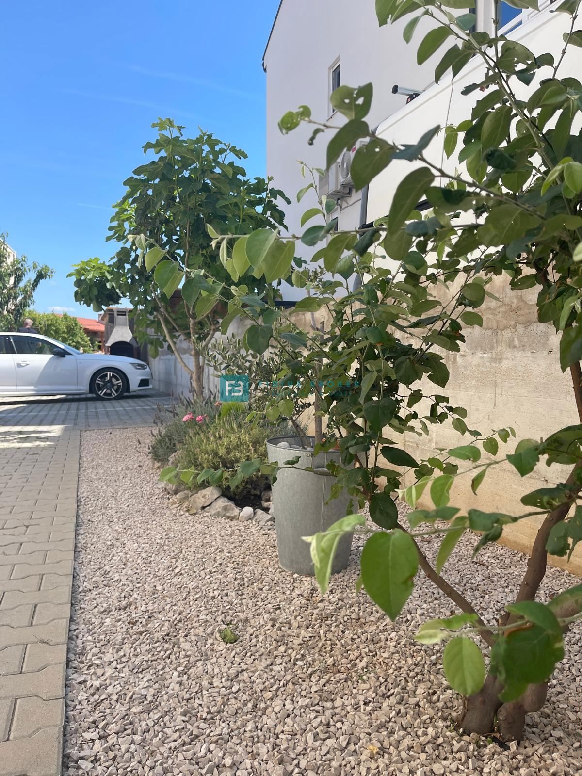 VODICE, opremljeno stanovanje, 2 spalnici, shramba, mirna lokacija