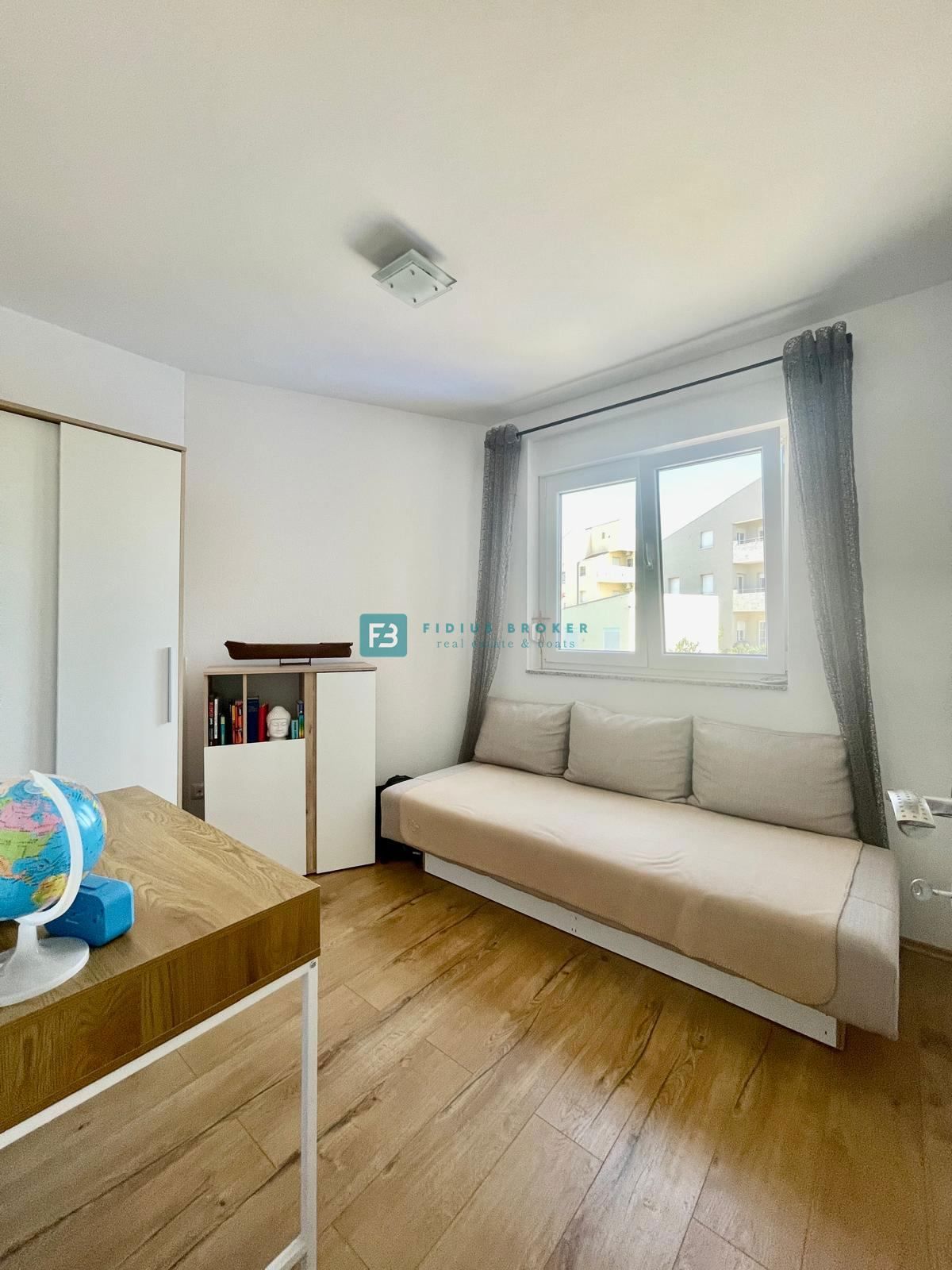 VODICE, opremljeno stanovanje, 2 spalnici, shramba, mirna lokacija