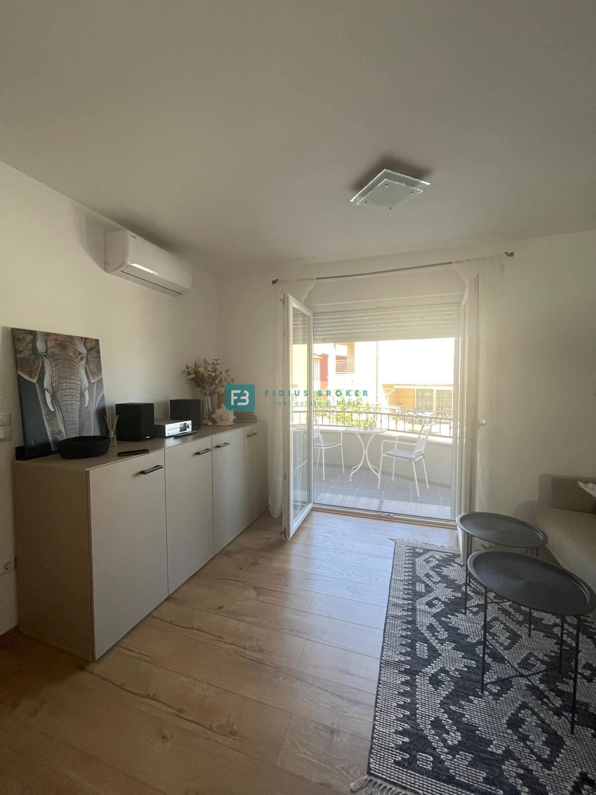 VODICE, opremljeno stanovanje, 2 spalnici, shramba, mirna lokacija