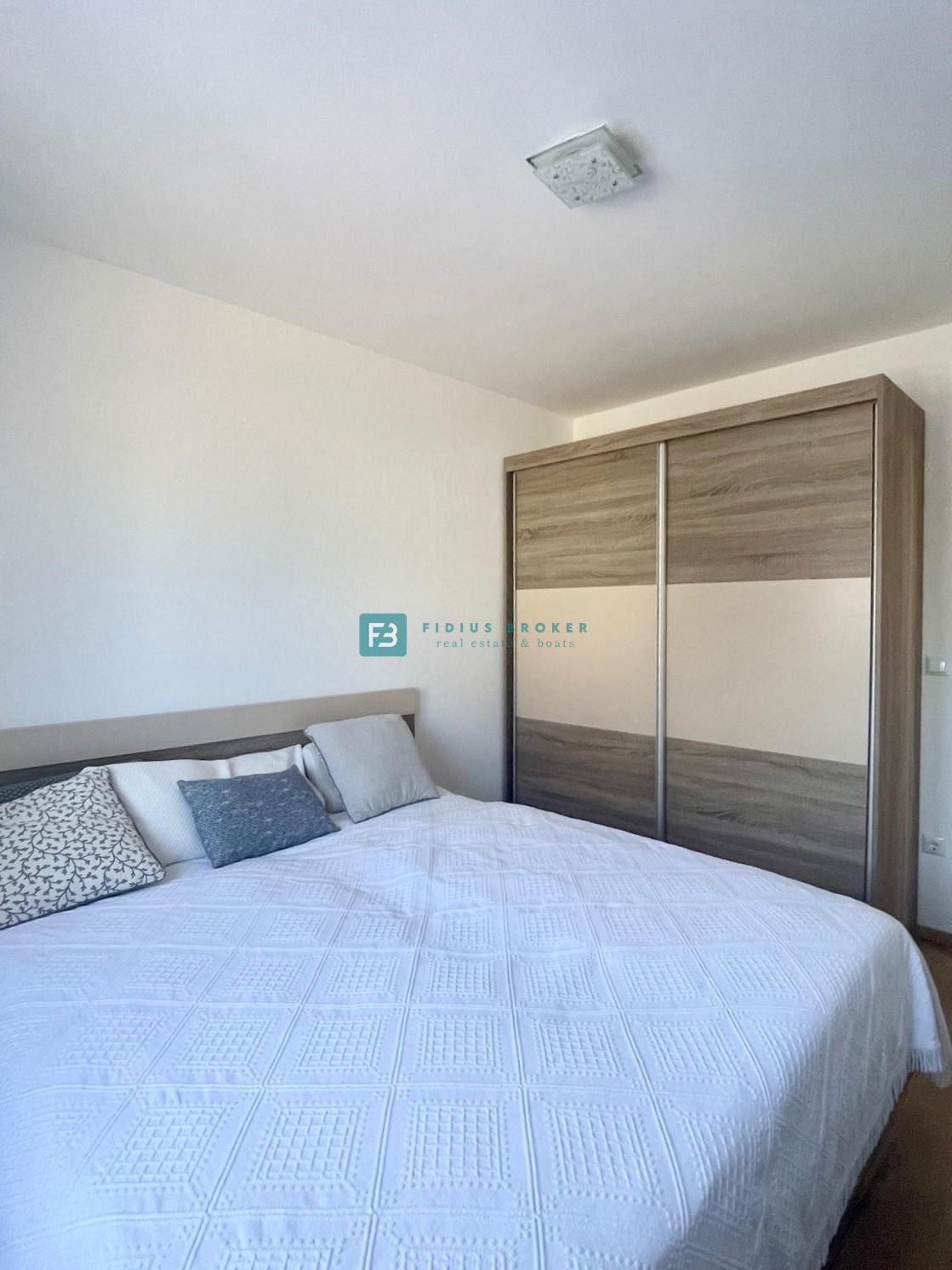 VODICE, opremljeno stanovanje, 2 spalnici, shramba, mirna lokacija