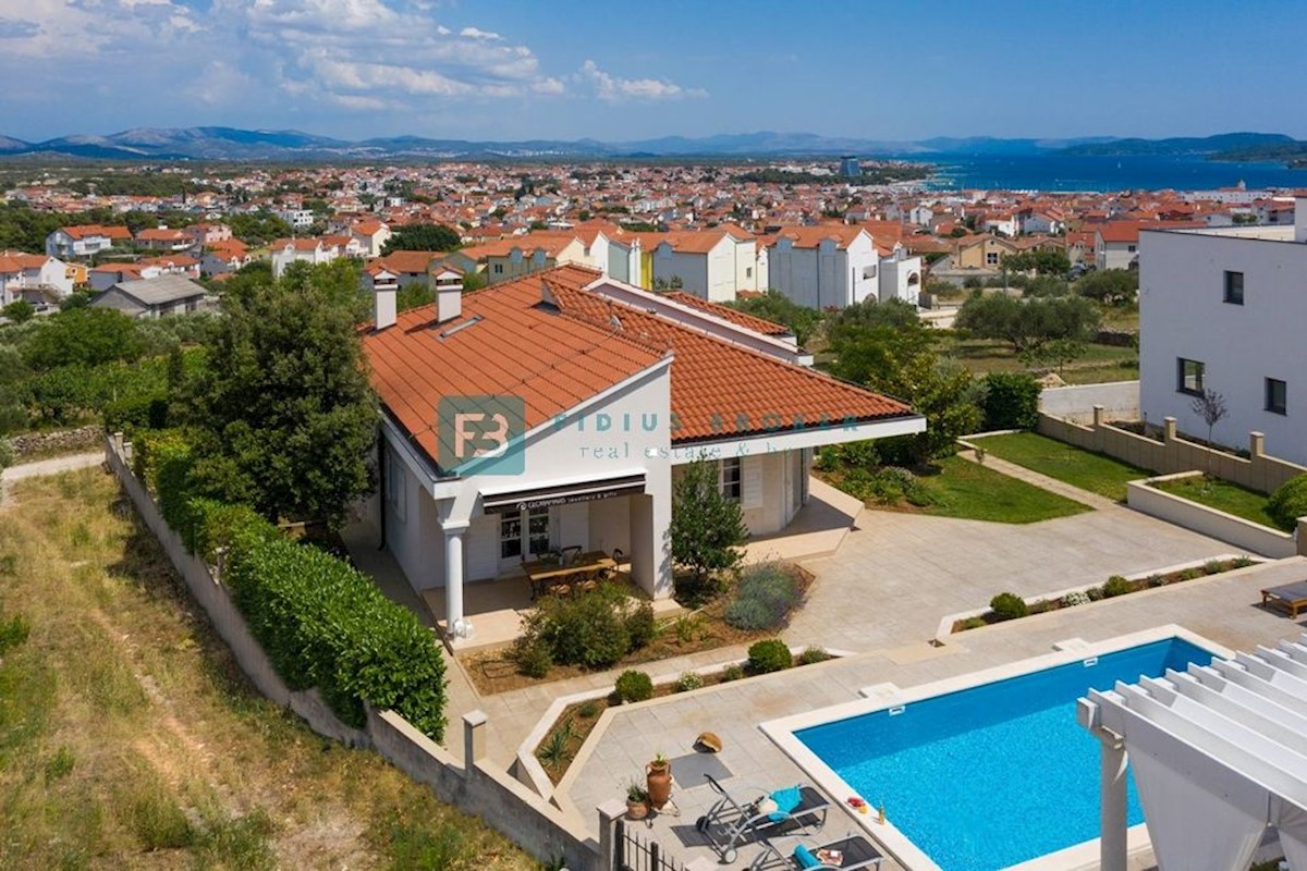 VODICE - Luksuzna vila z bazenom in urejenim vrtom