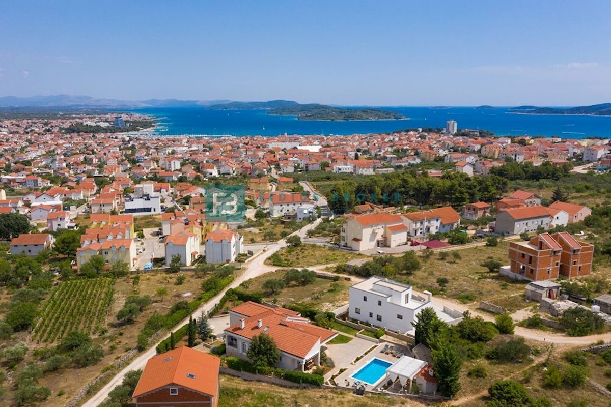 VODICE - Luksuzna vila z bazenom in urejenim vrtom