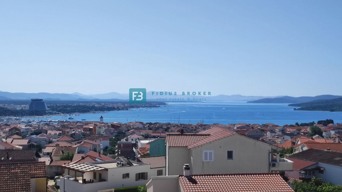 VODICE, novogradnja, 2. nadstropje, panoramski pogled na morje, 3 sobe, dvigalo, parkirišče, shramba