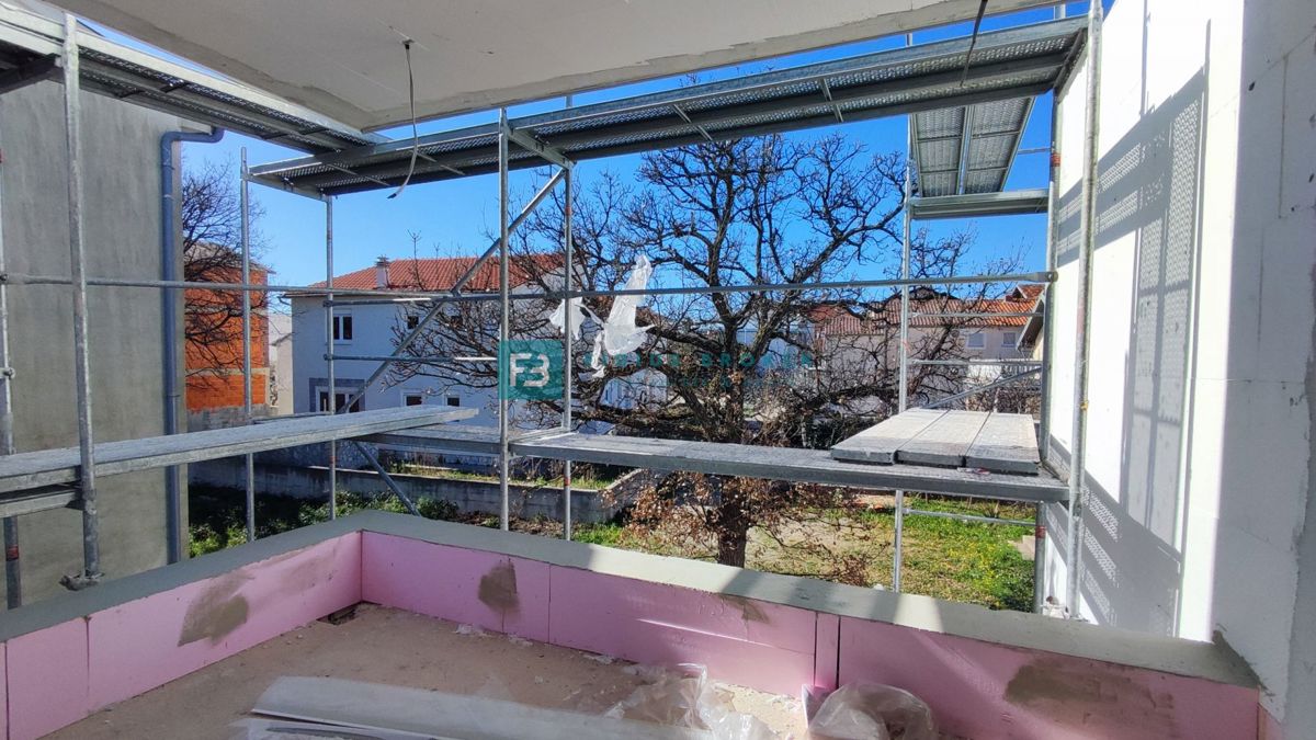 VODICE, novogradnja, 1. nad., terasa, mirna okolica