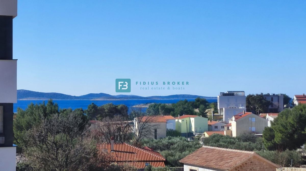 TRIBUNJ, novo, 1. nadstropje, 500 m do plaže, pogled na morje, dvigalo