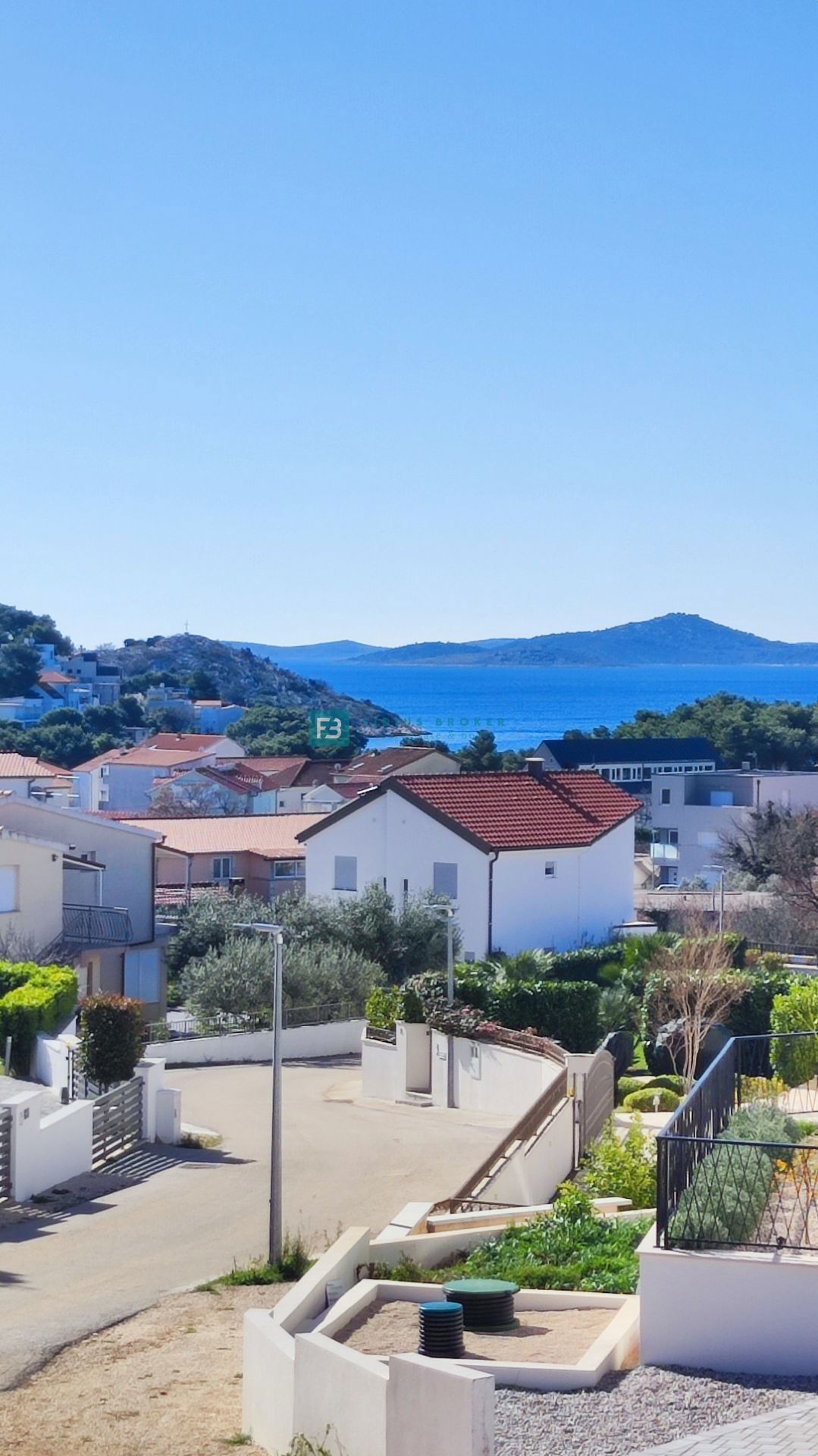 TRIBUNJ, novo, 1. nadstropje, 500 m do plaže, pogled na morje, dvigalo