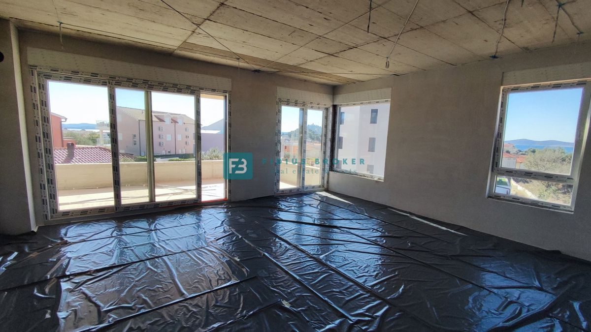 TRIBUNJ, novo, 1. nadstropje, 500 m do plaže, pogled na morje, dvigalo