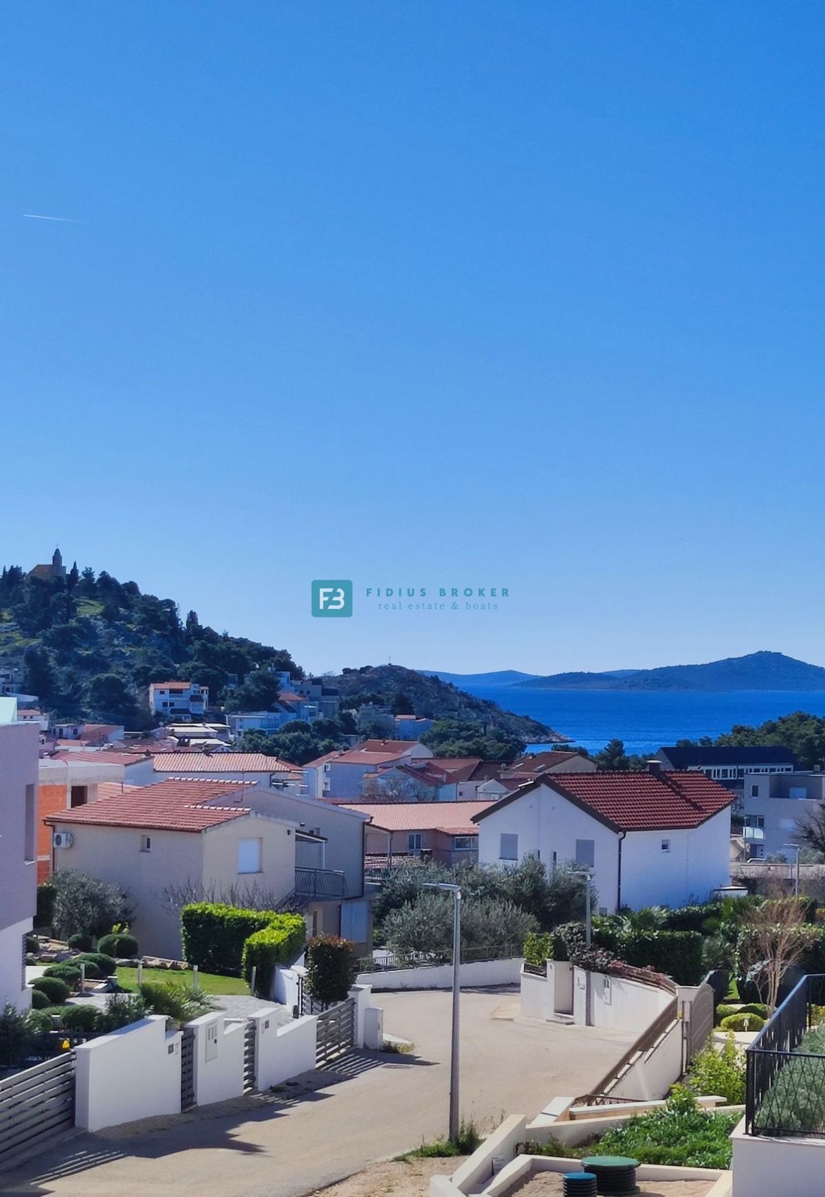 TRIBUNJ, novo, 1. nadstropje, 500 m do plaže, pogled na morje, dvigalo