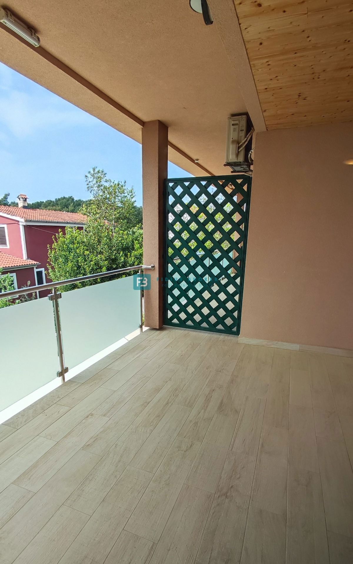 TRIBUNJ, hiša s turističnimi apartmaji ****, bazen, 250 m do plaže