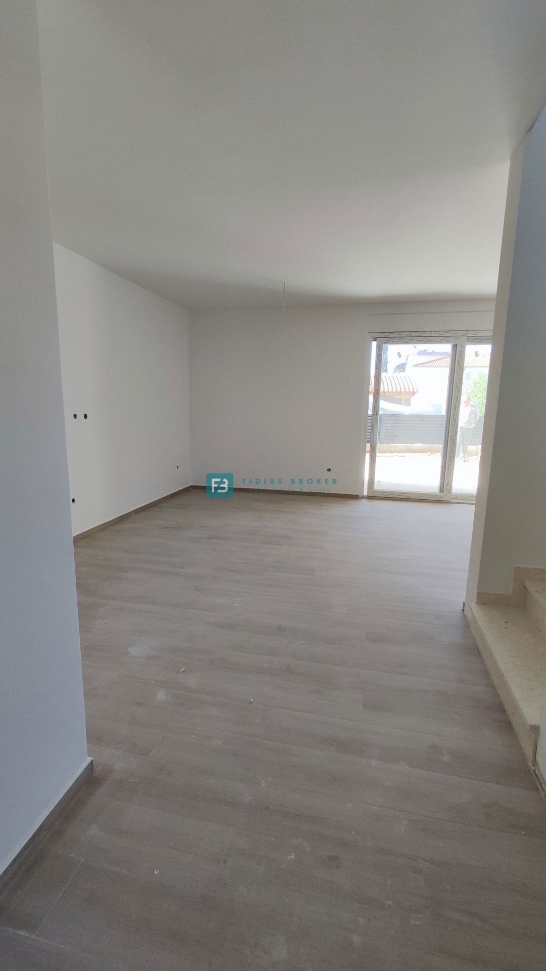 VODICE, novogradnja, dvoetažno stanovanje, dvorišče, mirna lokacija, S2