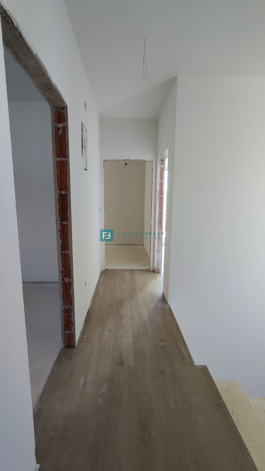 VODICE, novogradnja, dvoetažno stanovanje, dvorišče, mirna lokacija, S2