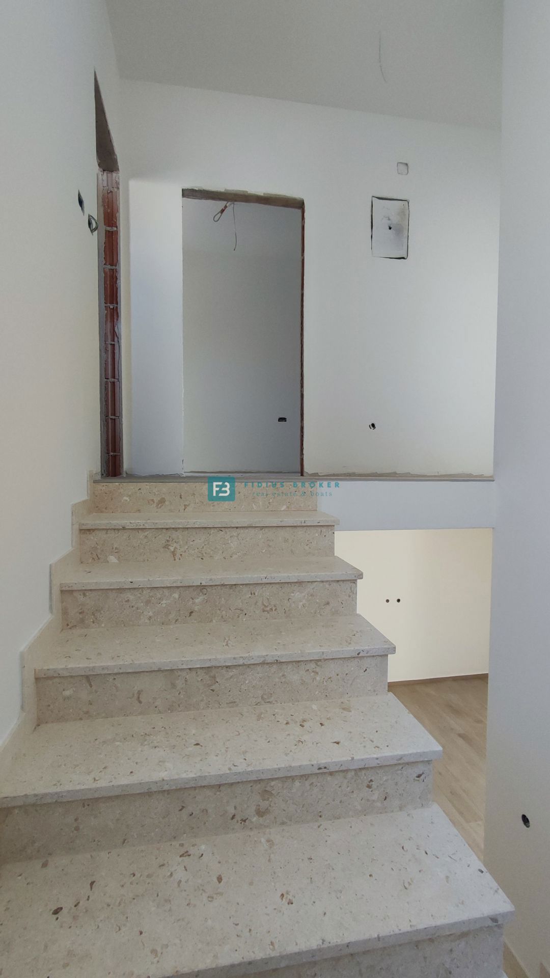 VODICE, novogradnja, dvoetažno stanovanje, dvorišče, mirna lokacija, S2