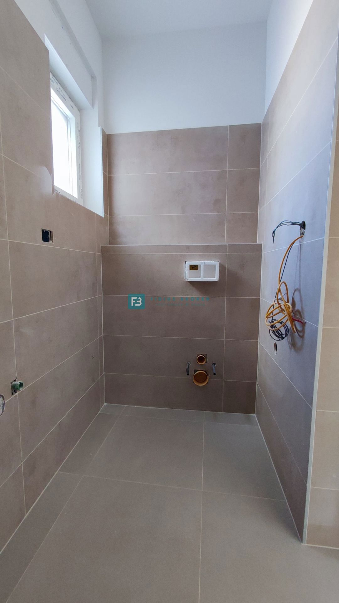 VODICE, novogradnja, dvoetažno stanovanje, dvorišče, mirna lokacija, S2