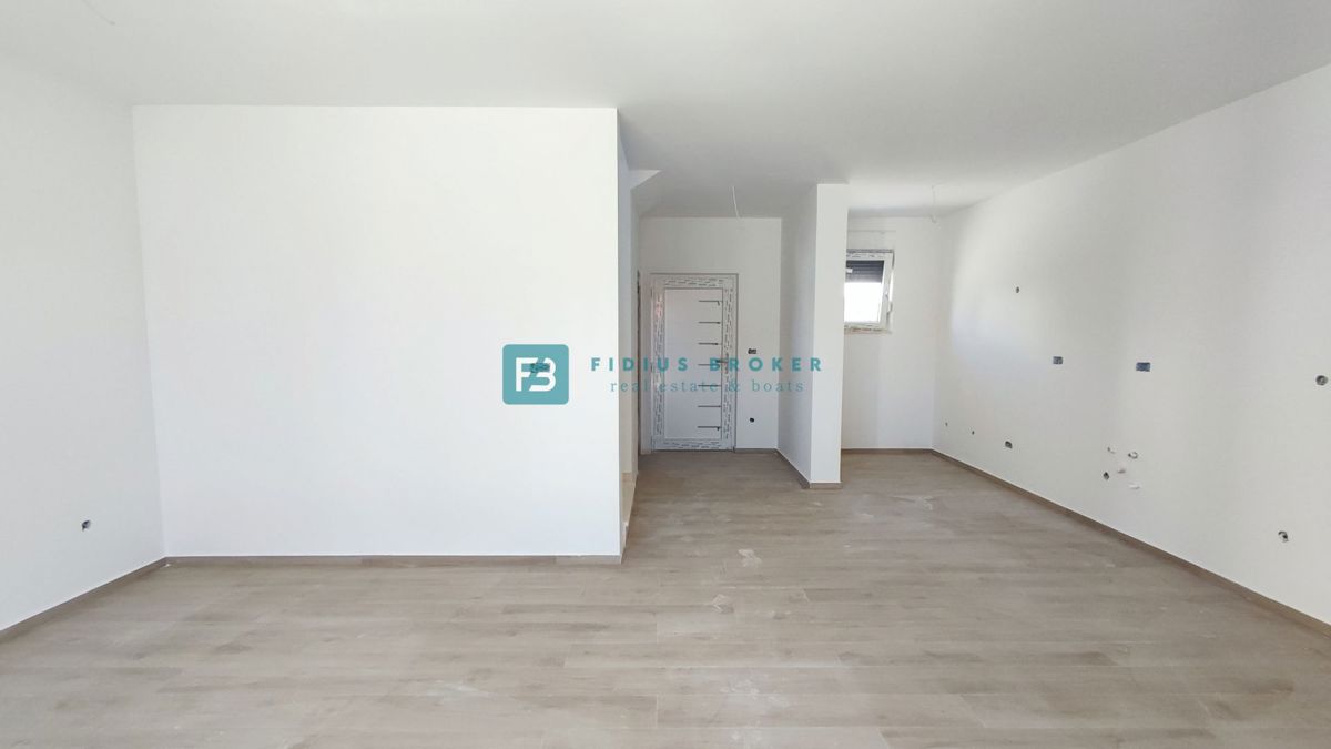 VODICE, novogradnja, dvoetažno stanovanje, dvorišče, mirna lokacija, S2