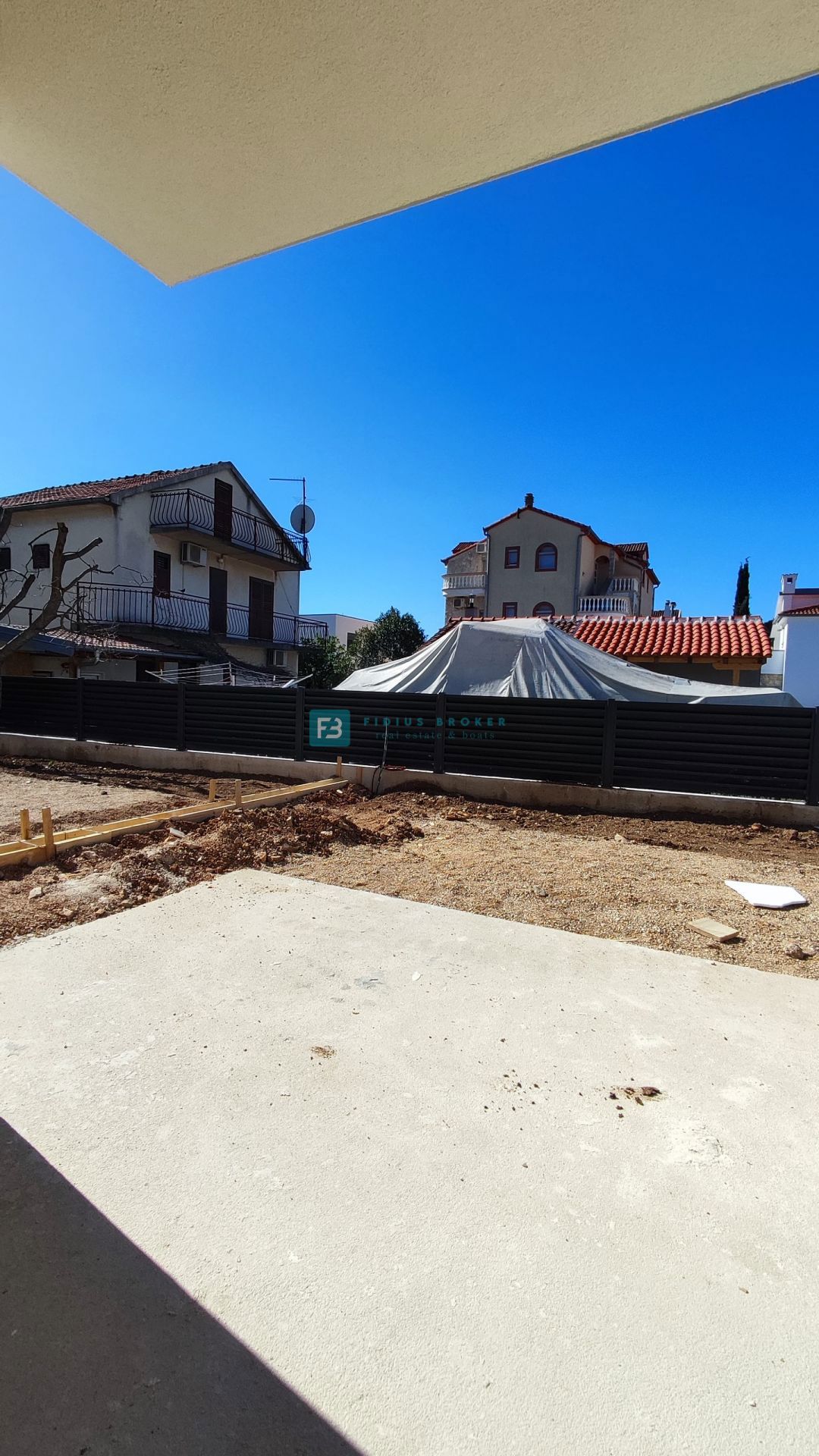 VODICE, novogradnja, dvoetažno stanovanje, dvorišče, mirna lokacija, S2