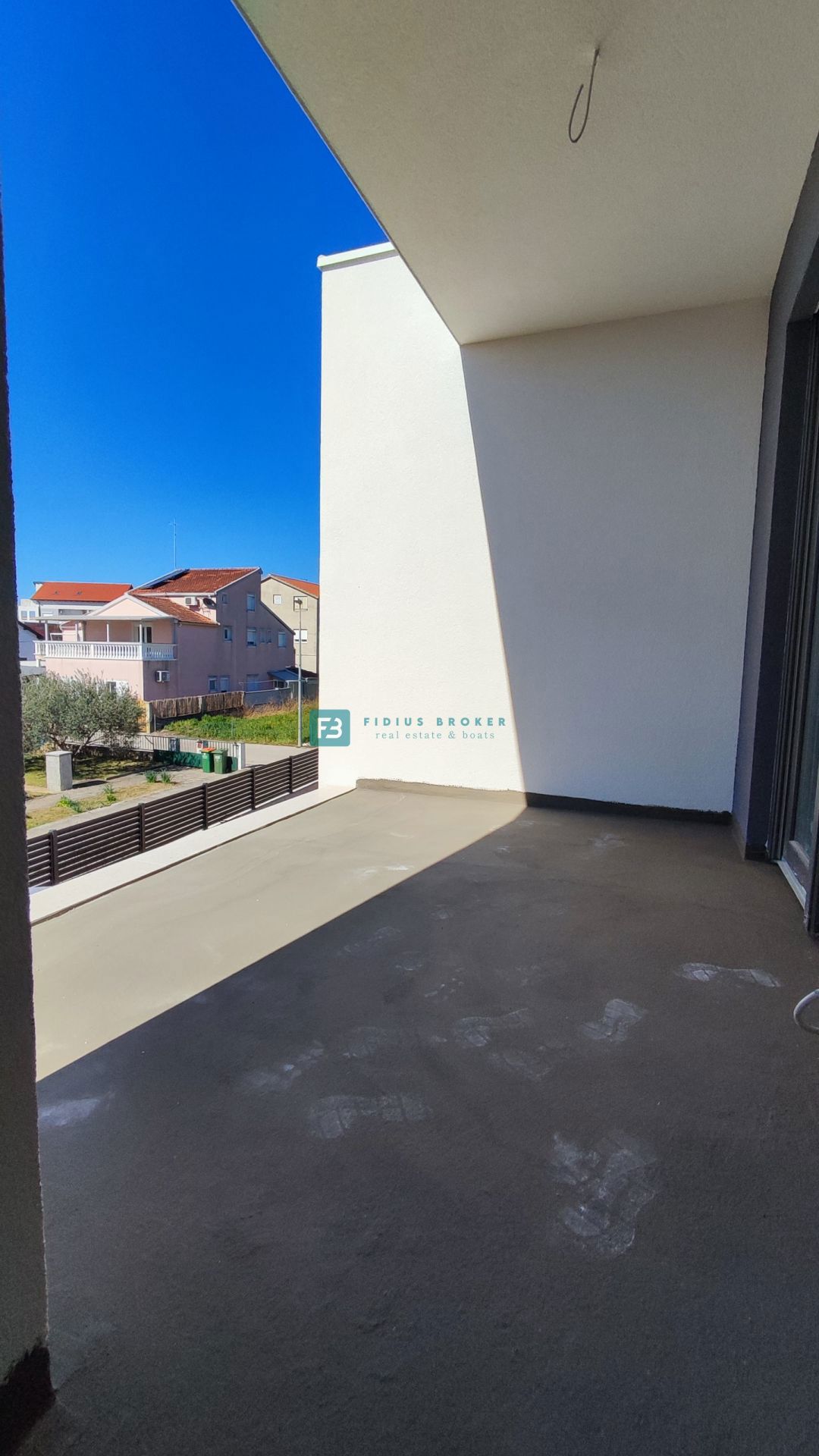 VODICE, novogradnja, dvoetažno stanovanje, dvorišče, mirna lokacija, S2