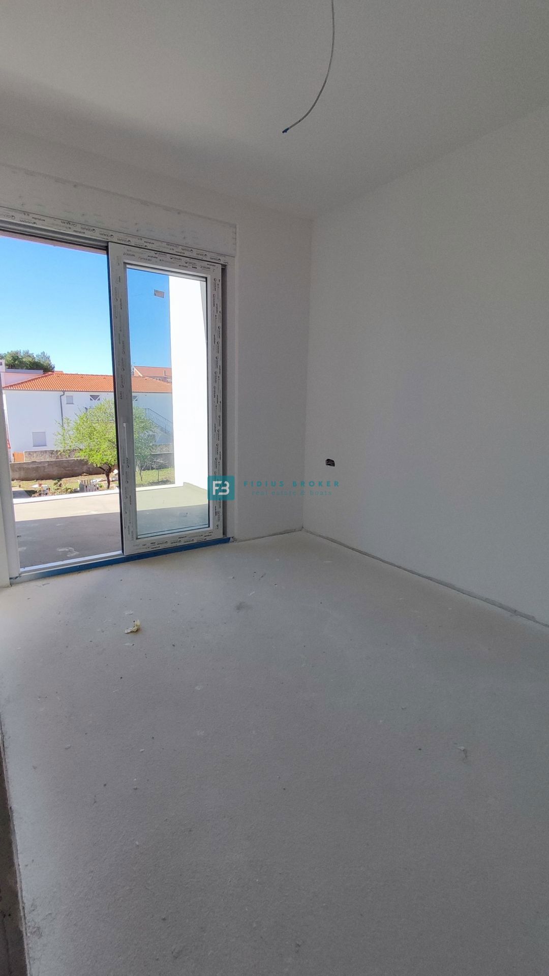 VODICE, novogradnja, dvoetažno stanovanje, dvorišče, mirna lokacija, S2