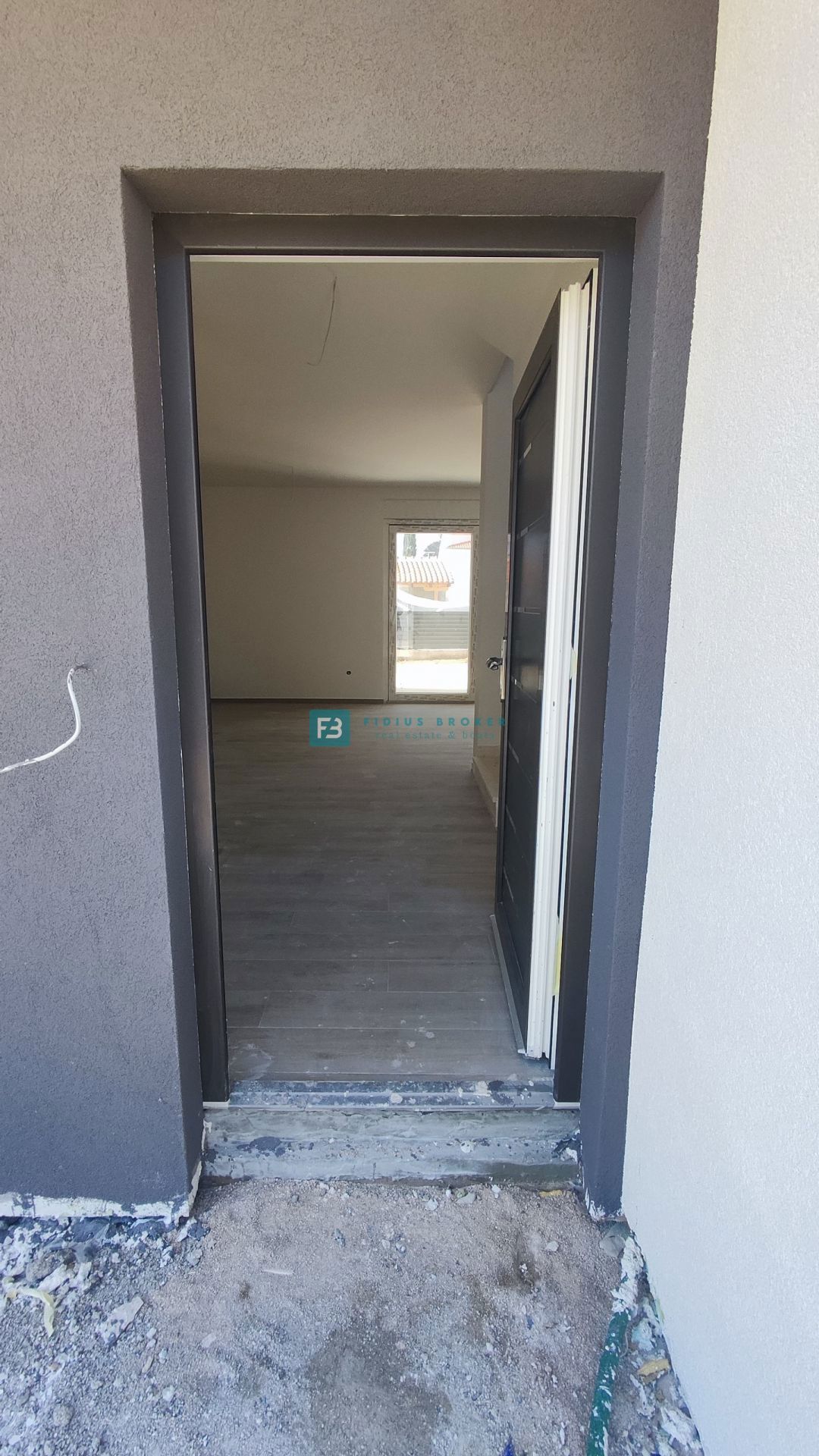 VODICE, novogradnja, dvoetažno stanovanje, dvorišče, mirna lokacija, S2