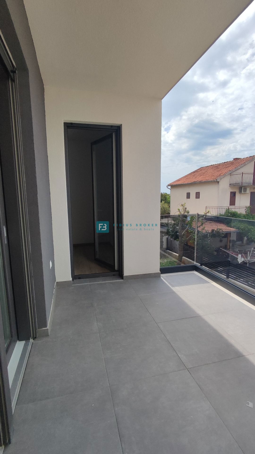 VODICE, novo, pravkar dokončano, dupleks stanovanje, dvorišče, mirna lokacija, S2