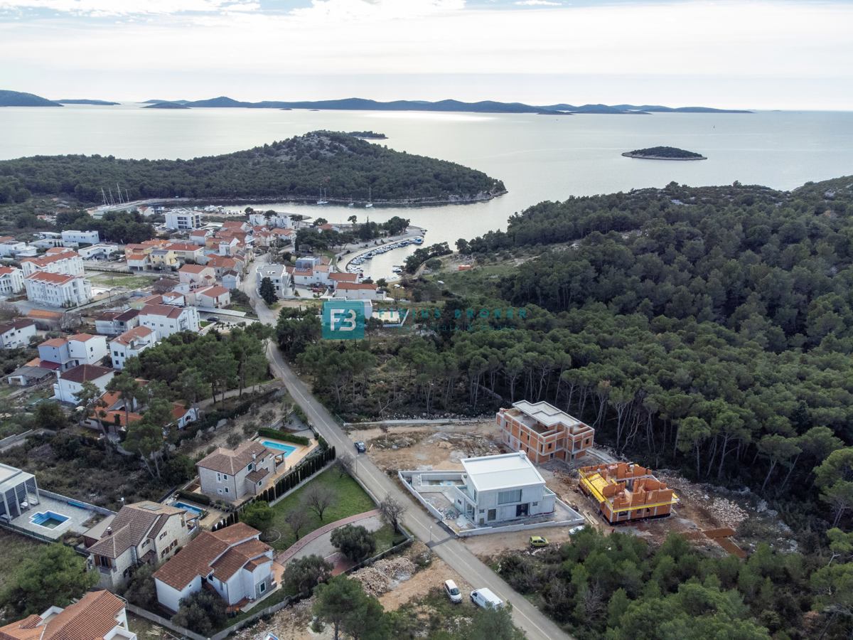 TRIBUNJ, SOVLJE, luksuzna Hiša, 250 m od morja, bazen, strešna terasa + vrt