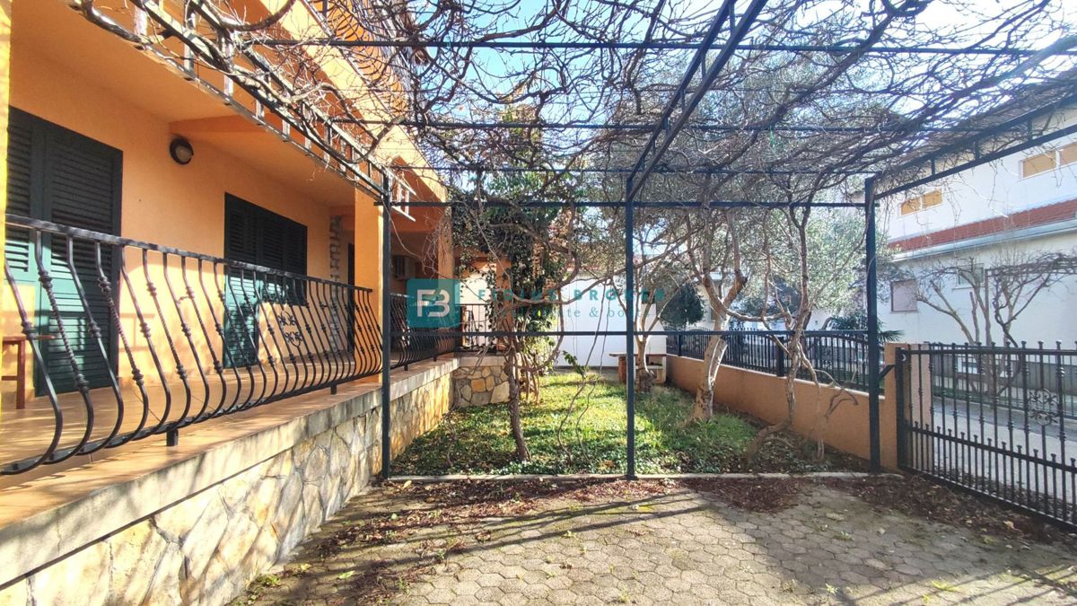 VODICE, top lokacija, samostojna hiša, 350 m od plaže, 4 apartmaji, vrt