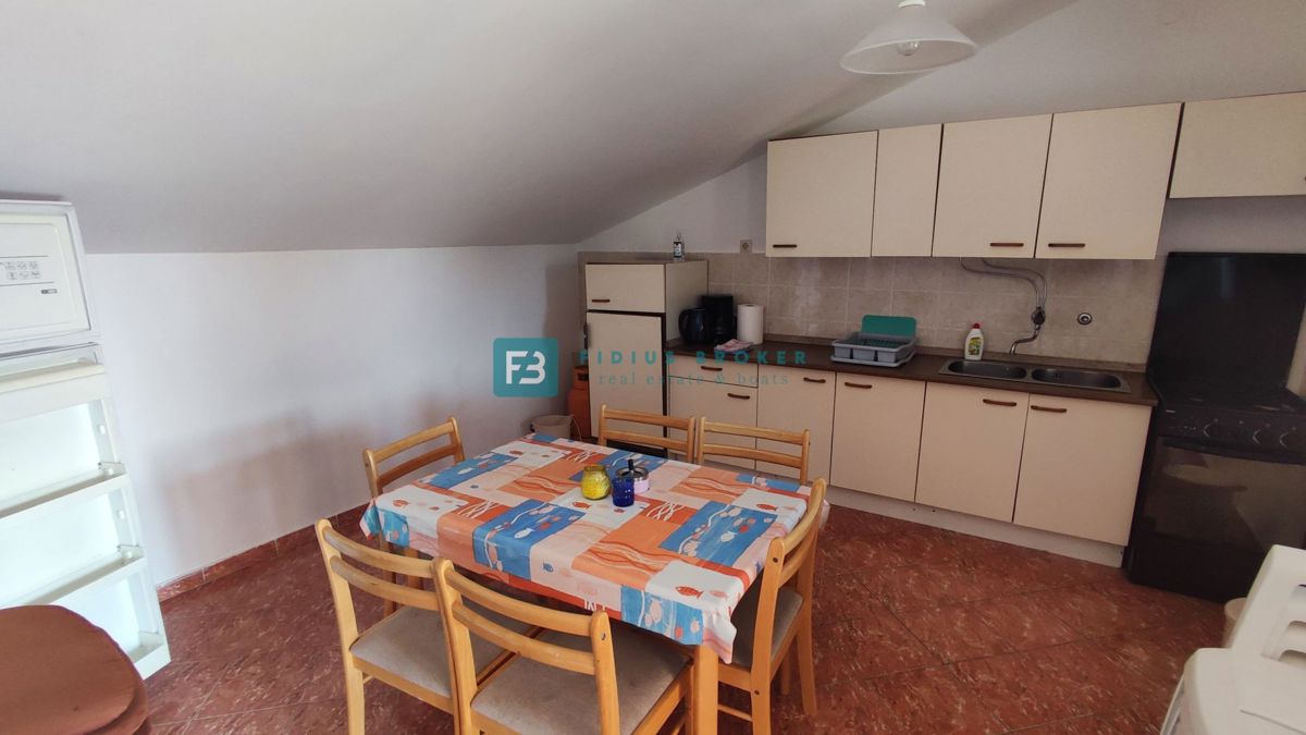 VODICE, top lokacija, samostojna hiša, 350 m od plaže, 4 apartmaji, vrt