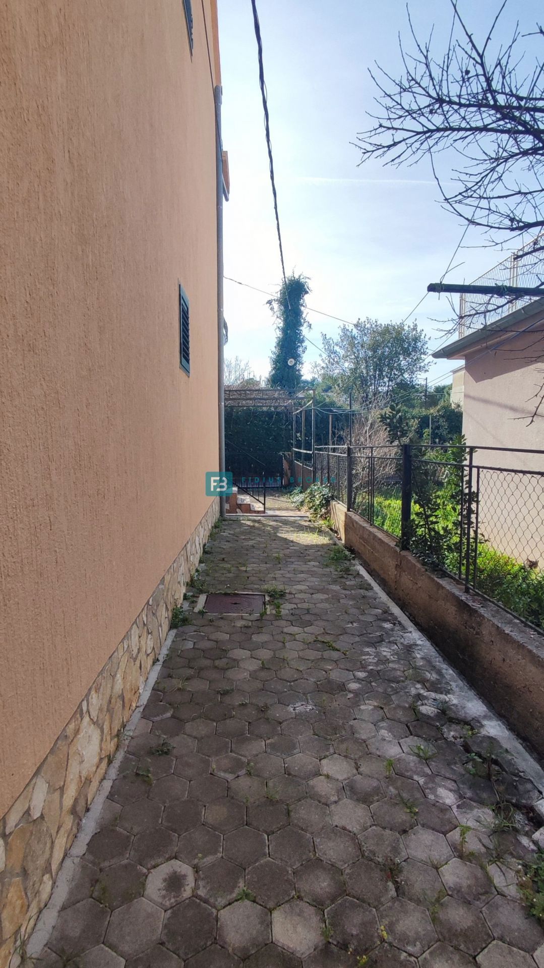 VODICE, top lokacija, samostojna hiša, 350 m od plaže, 4 apartmaji, vrt