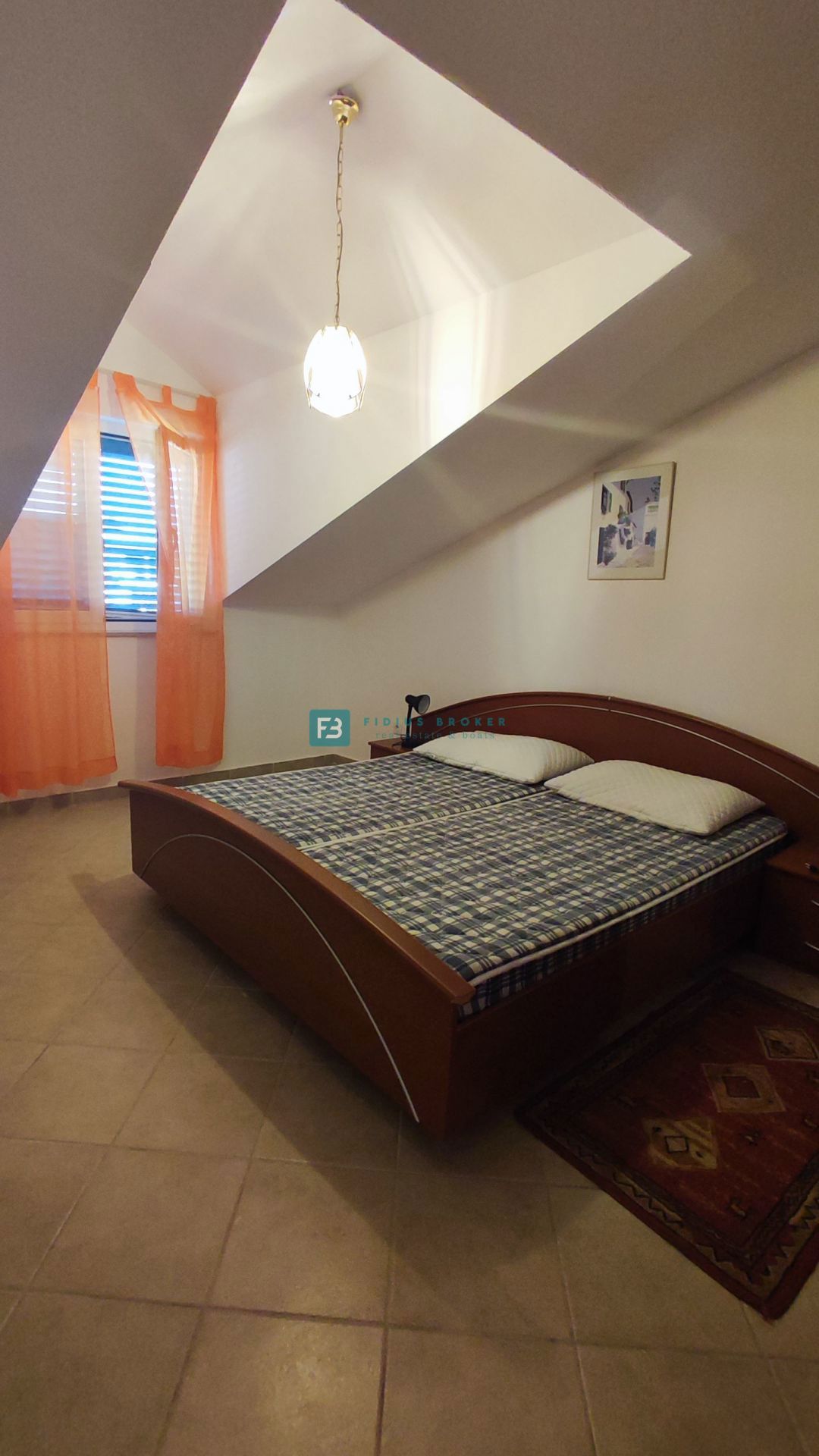 VODICE, top lokacija, samostojna hiša, 350 m od plaže, 4 apartmaji, vrt