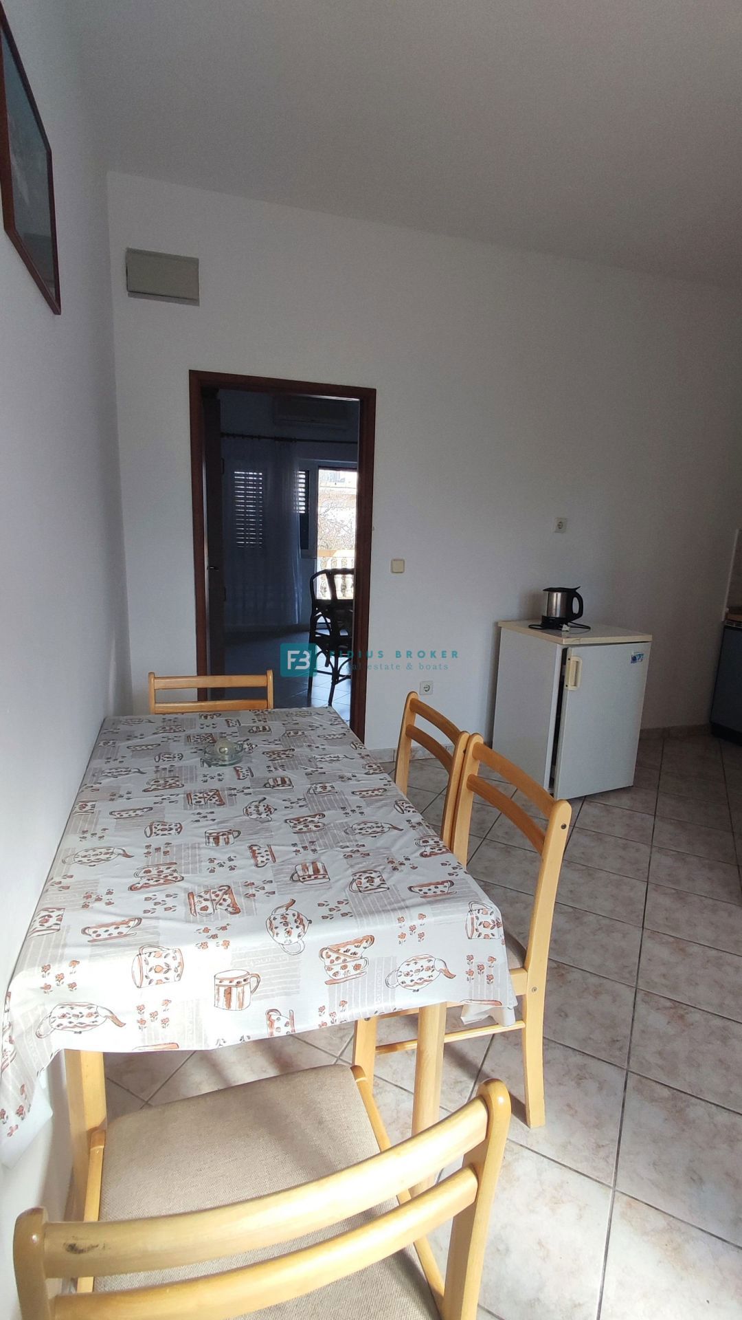 VODICE, top lokacija, samostojna hiša, 350 m od plaže, 4 apartmaji, vrt