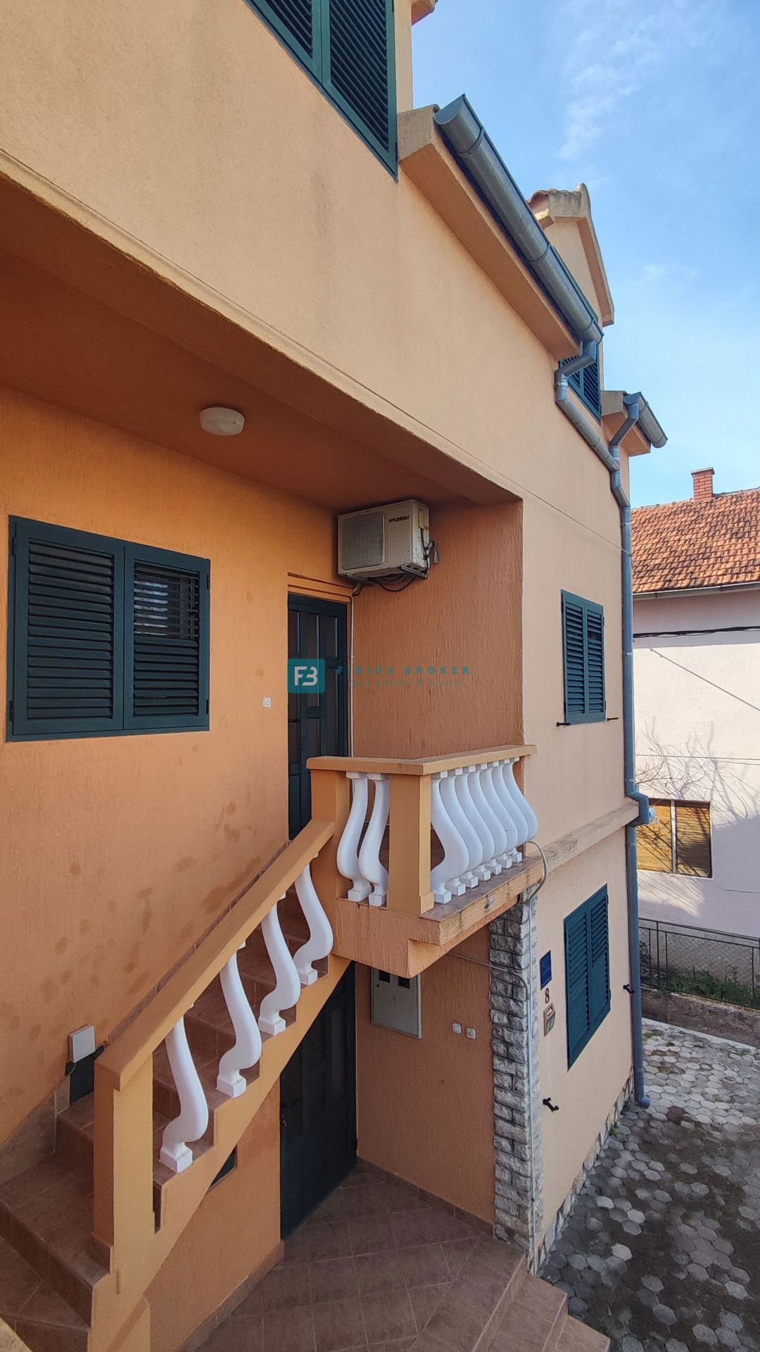 VODICE, top lokacija, samostojna hiša, 350 m od plaže, 4 apartmaji, vrt