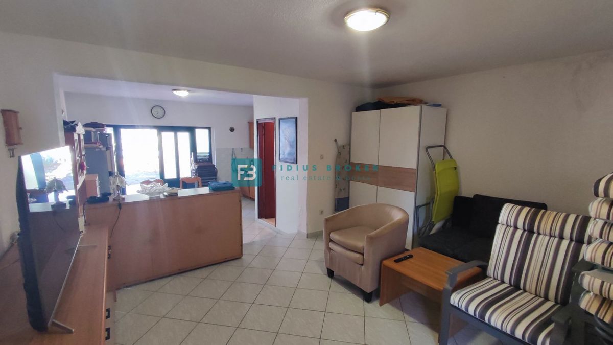 VODICE, top lokacija, samostojna hiša, 350 m od plaže, 4 apartmaji, vrt