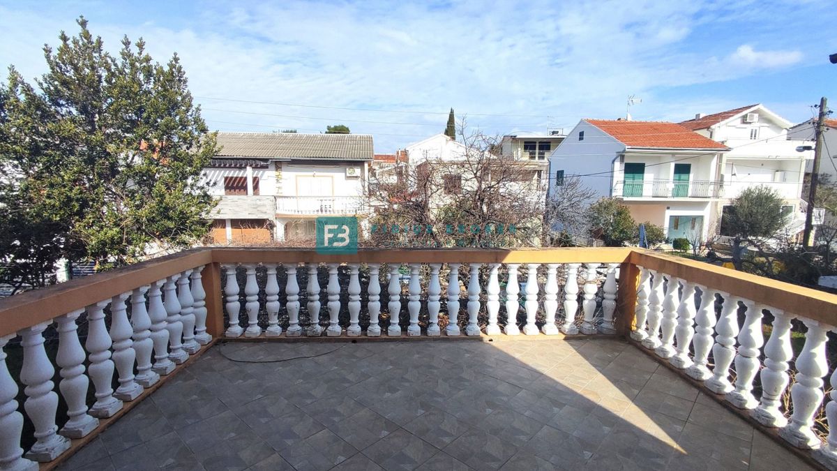 VODICE, top lokacija, samostojna hiša, 350 m od plaže, 4 apartmaji, vrt