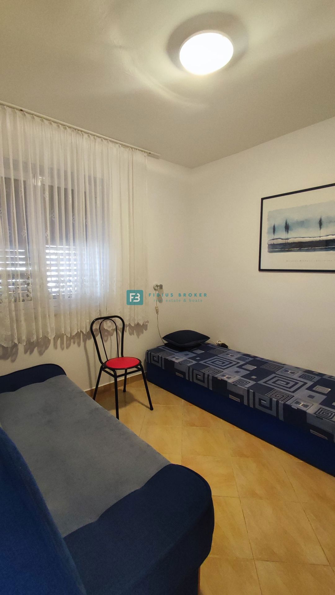 VODICE, top lokacija, samostojna hiša, 350 m od plaže, 4 apartmaji, vrt