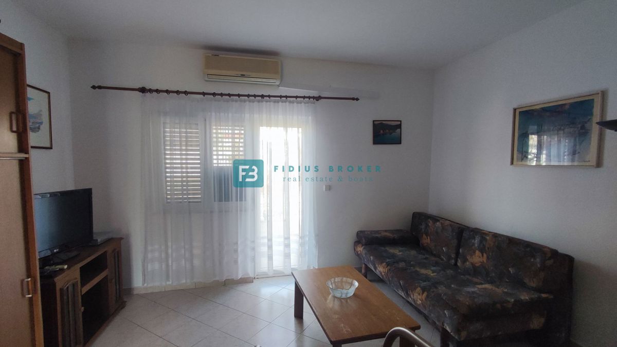 VODICE, top lokacija, samostojna hiša, 350 m od plaže, 4 apartmaji, vrt