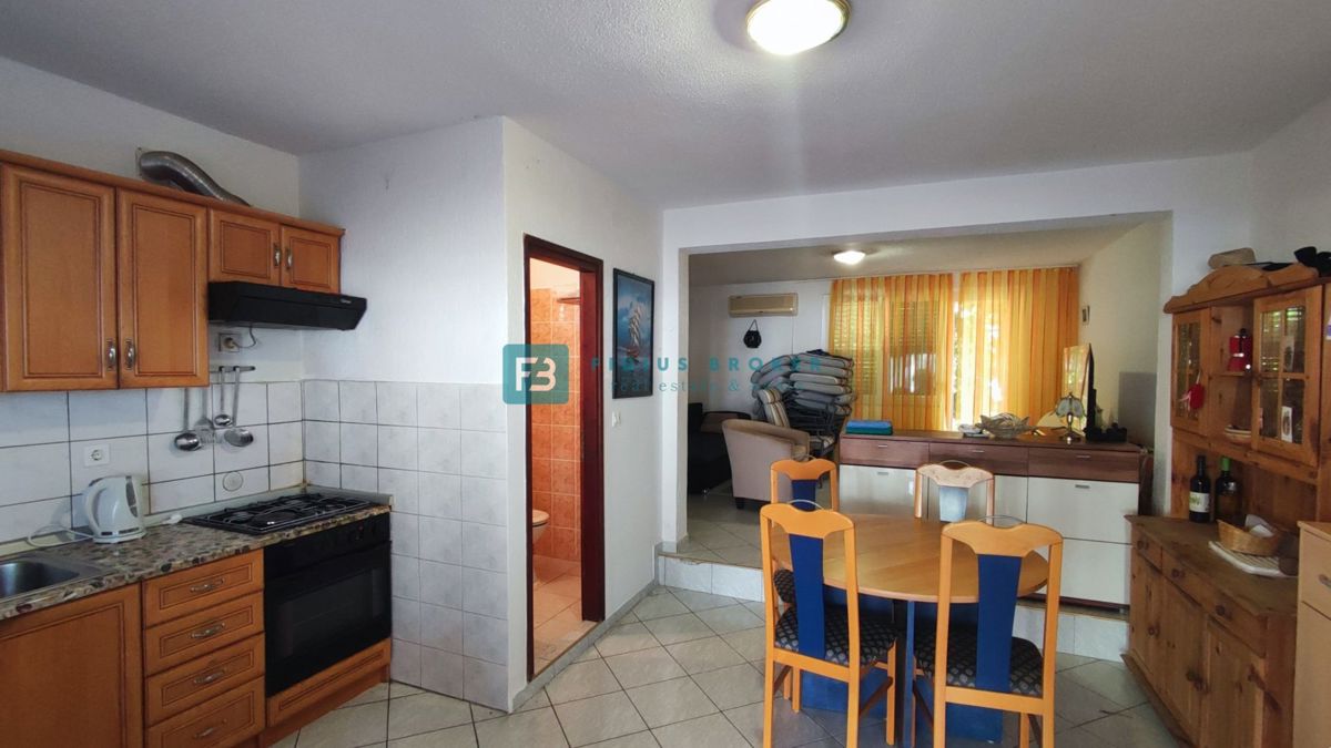 VODICE, top lokacija, samostojna hiša, 350 m od plaže, 4 apartmaji, vrt