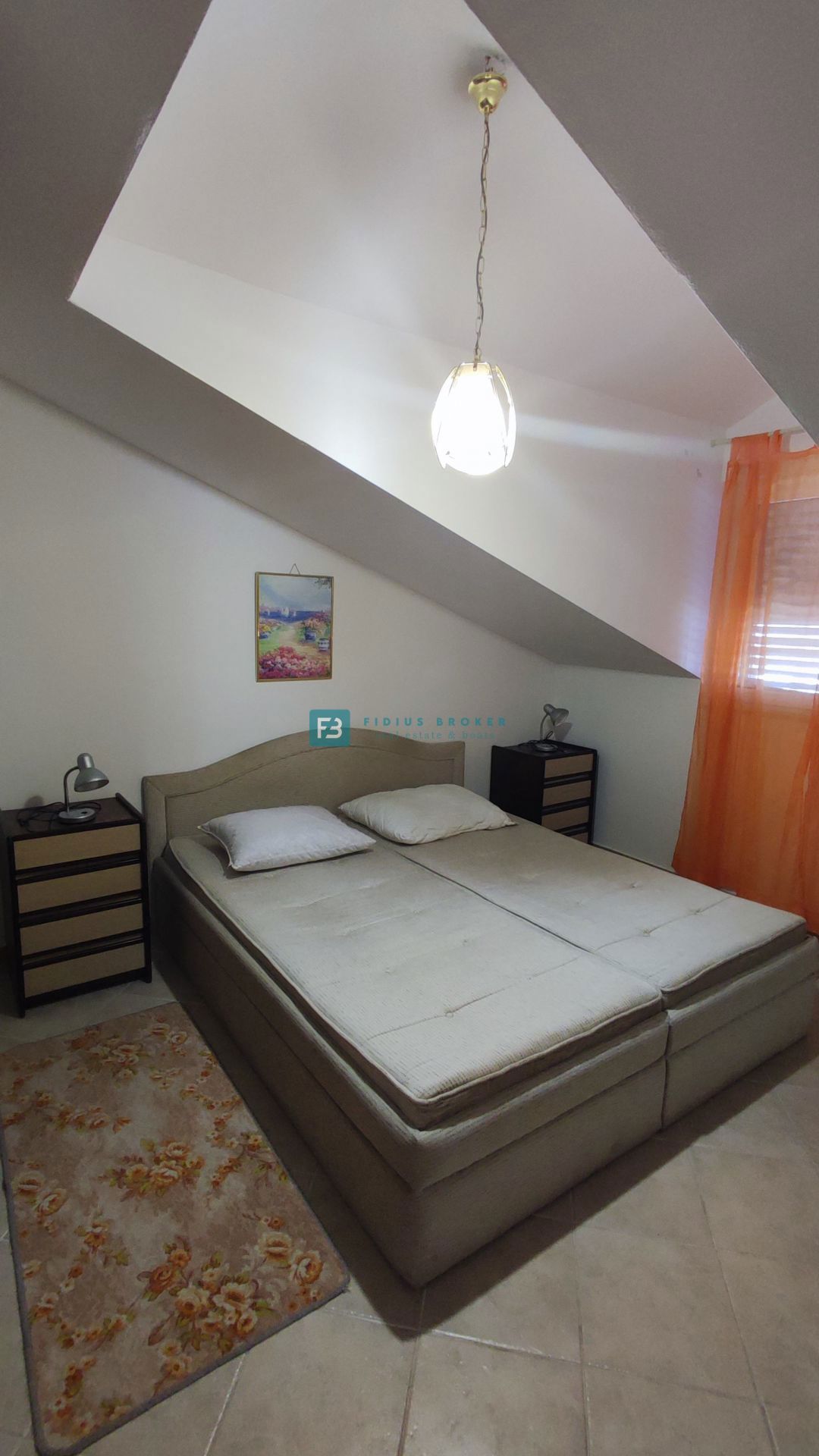 VODICE, top lokacija, samostojna hiša, 350 m od plaže, 4 apartmaji, vrt