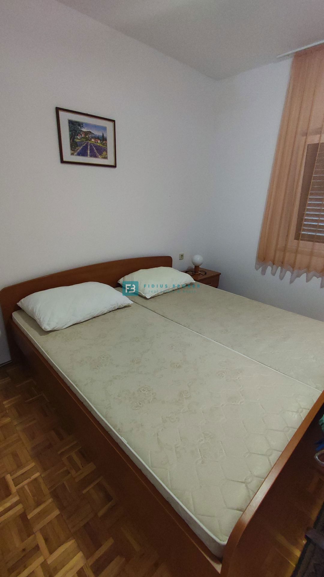 VODICE, top lokacija, samostojna hiša, 350 m od plaže, 4 apartmaji, vrt