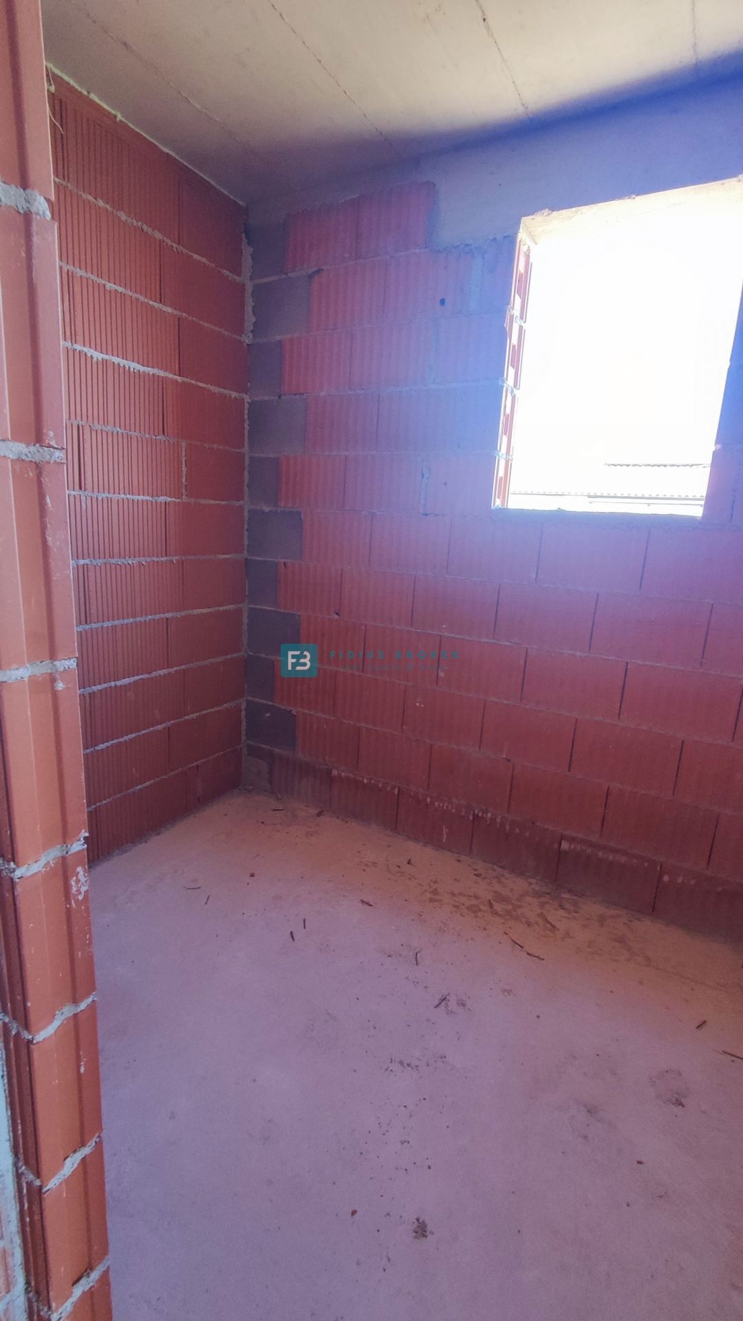 TRIBUNJ, novogradnja, 2. nad., 350 m od morja, 3 spalnice, terasa