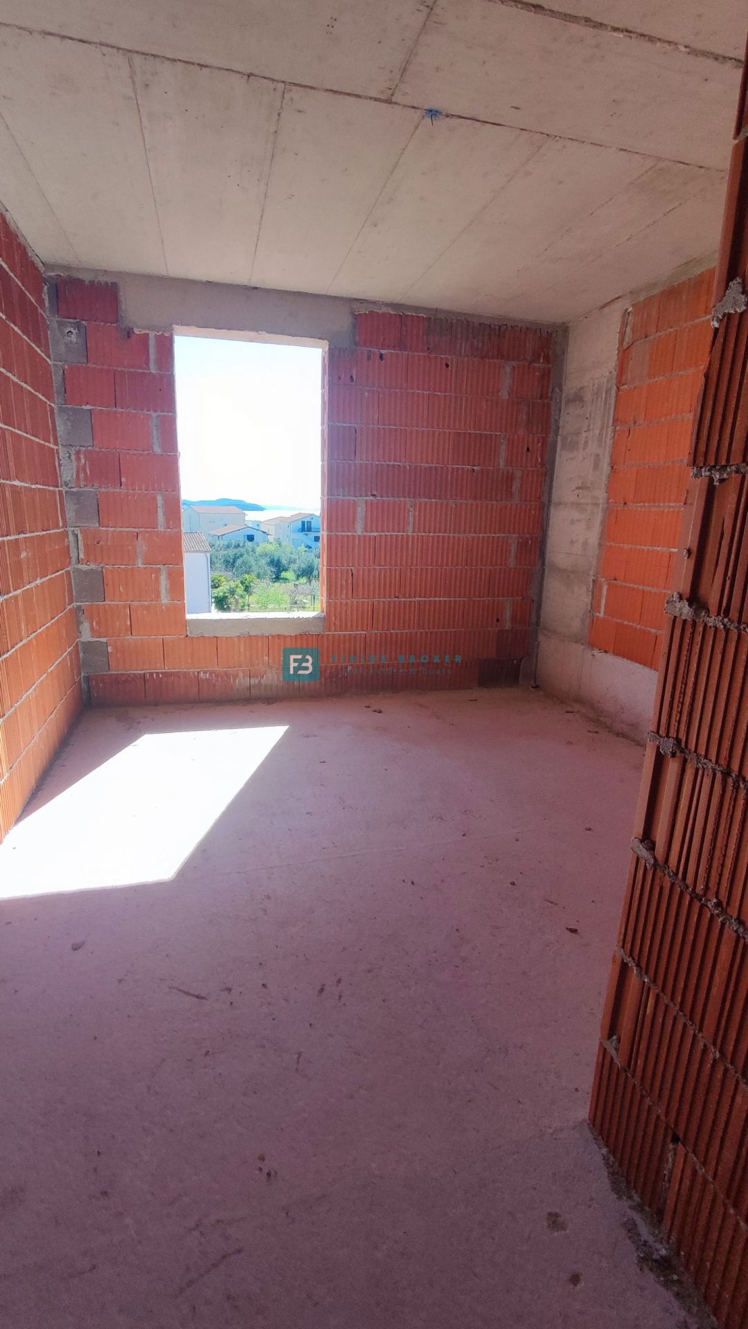 TRIBUNJ, novogradnja, 2. nad., 350 m od morja, 3 spalnice, terasa