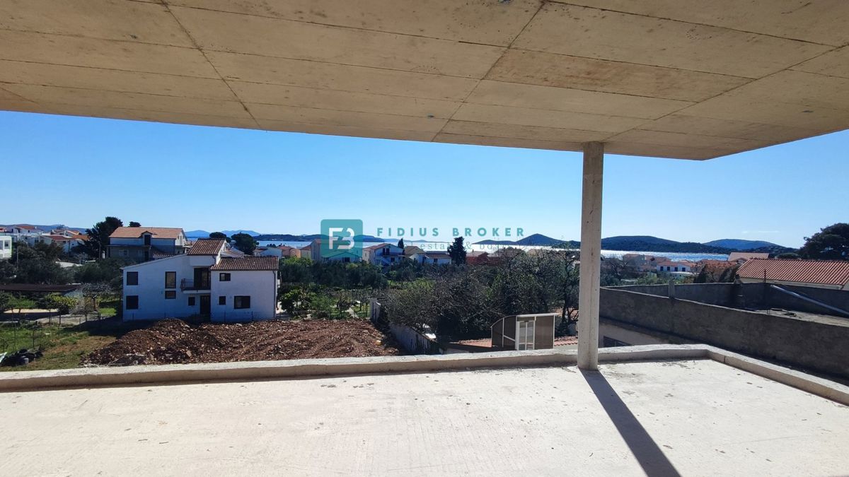 TRIBUNJ, novogradnja, 2. nad., 350 m od morja, 3 spalnice, terasa
