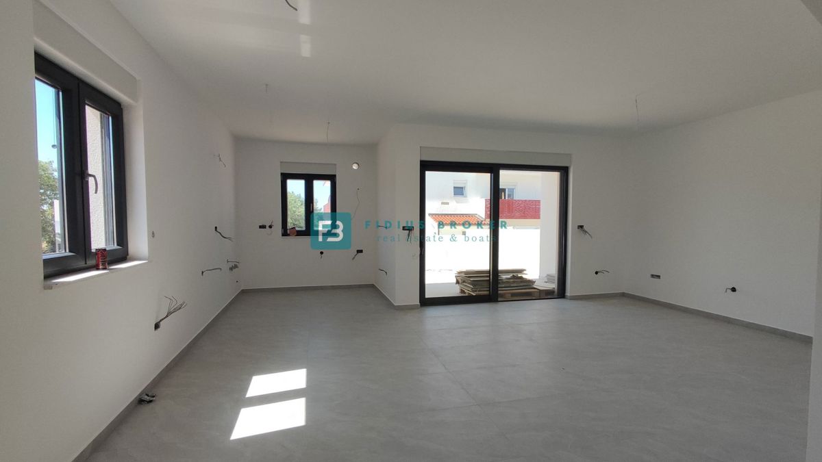 VODICE, novogradnja, dvonadstropno stanovanje, vrt 40 m2, S4