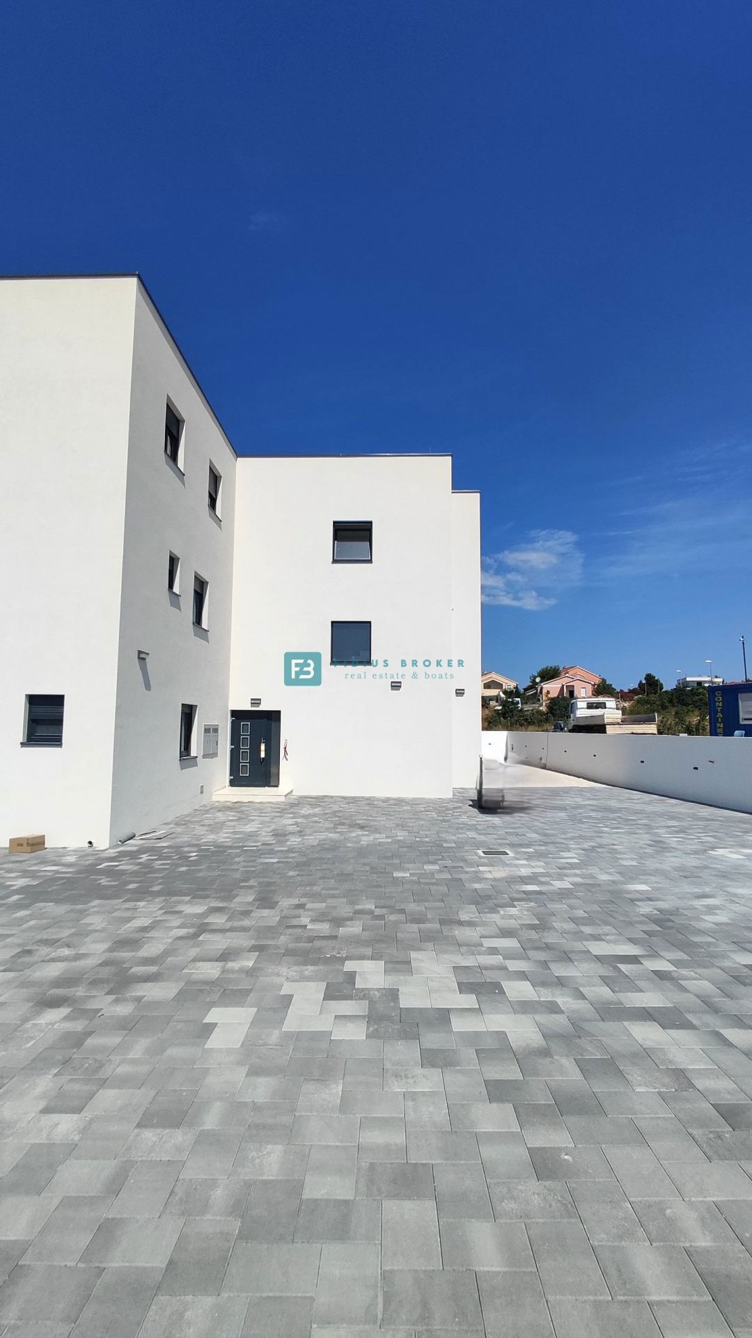 VODICE, novogradnja, dvonadstropno stanovanje, vrt 40 m2, S4