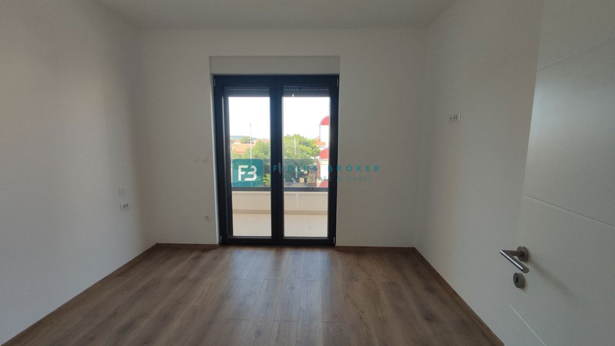 VODICE, novogradnja, dvonadstropno stanovanje, vrt 40 m2, S4