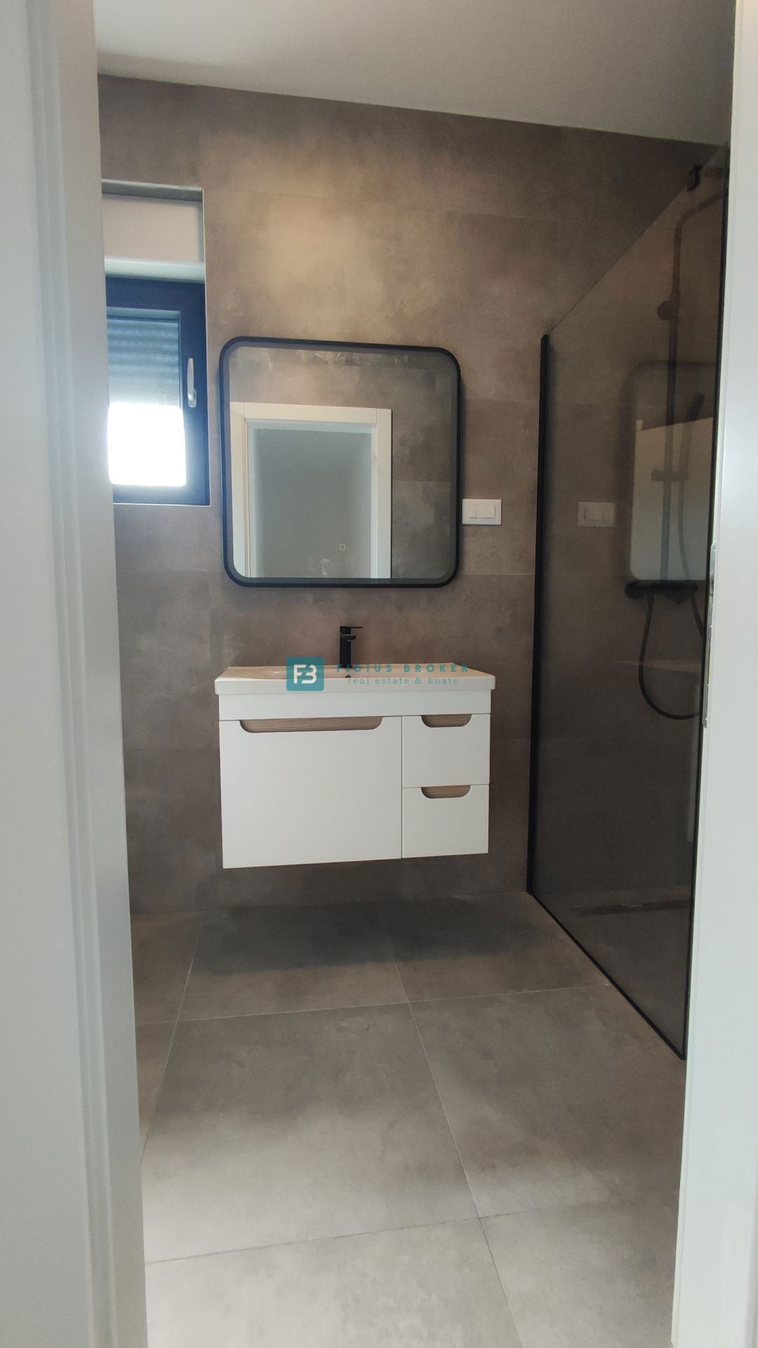 VODICE, novogradnja, dvonadstropno stanovanje, vrt 40 m2, S4